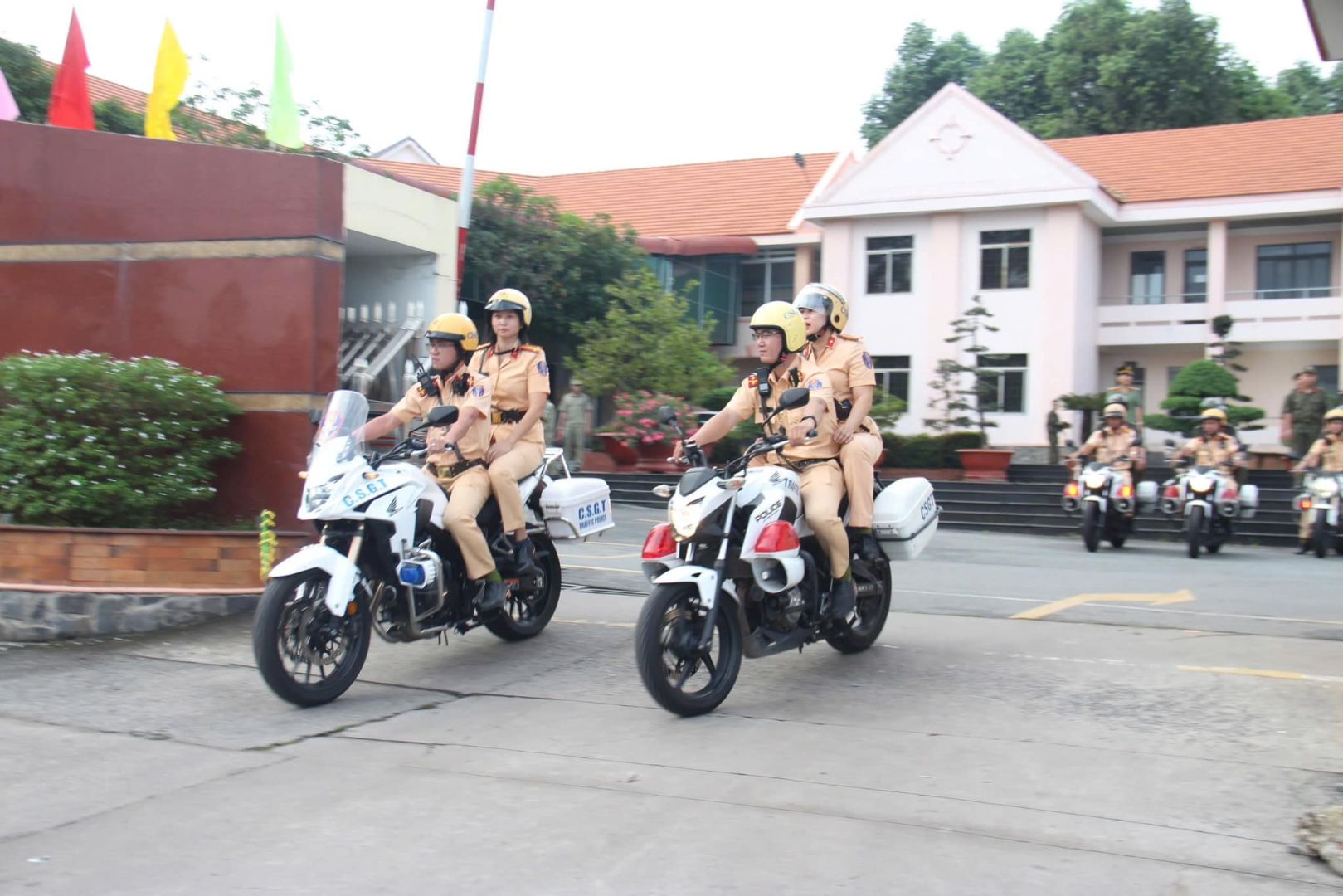 Có thể là hình ảnh về 7 người, xe scooter, xe môtô và văn bản