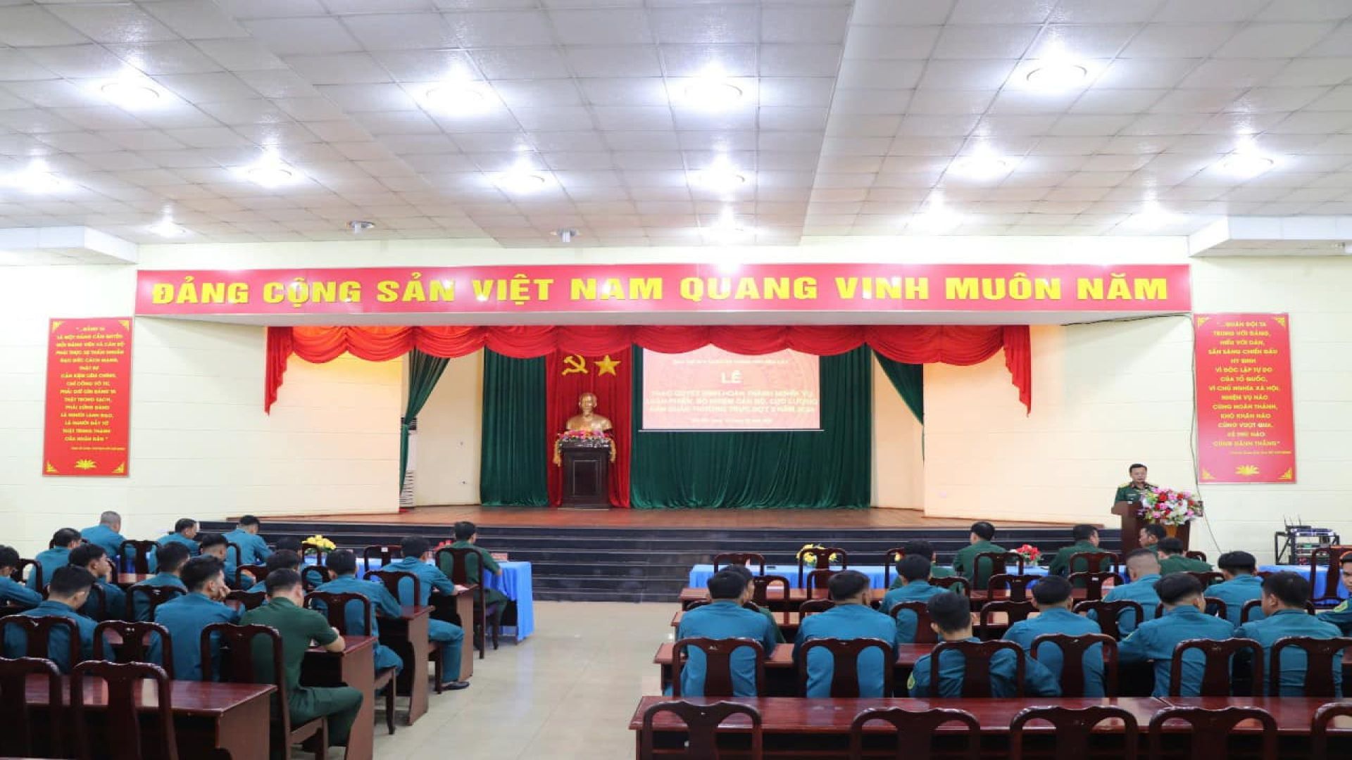 Có thể là hình ảnh về 5 người và văn bản