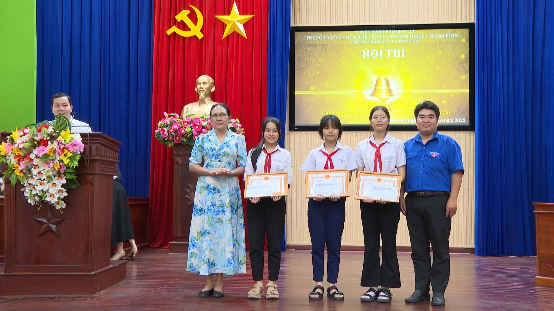 C&oacute; thể l&agrave; h&igrave;nh ảnh về 7 người, c&aacute;i bục v&agrave; văn bản