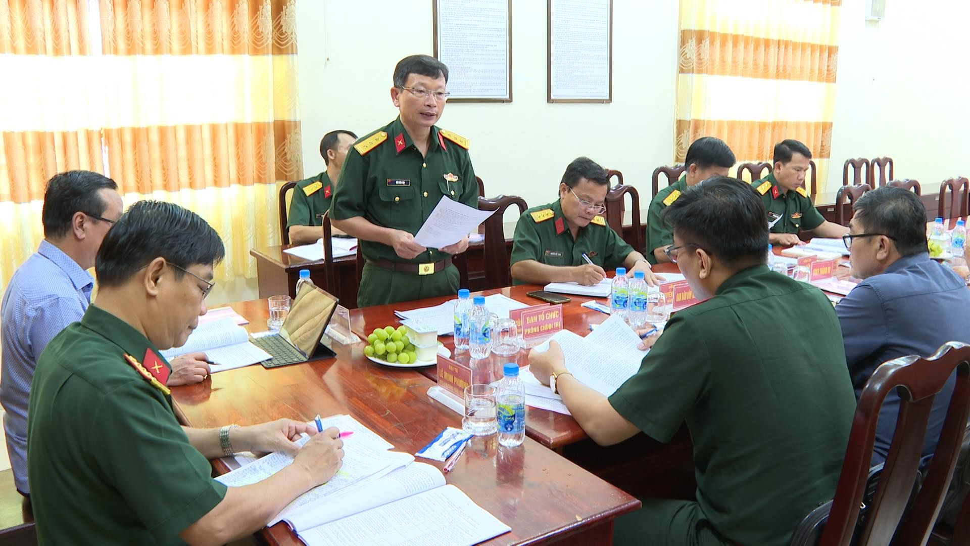 Có thể là hình ảnh về 8 người, mọi người đang học và văn bản