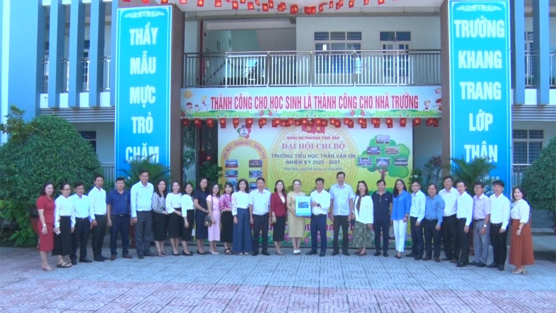 Có thể là hình ảnh về 21 người và văn bản