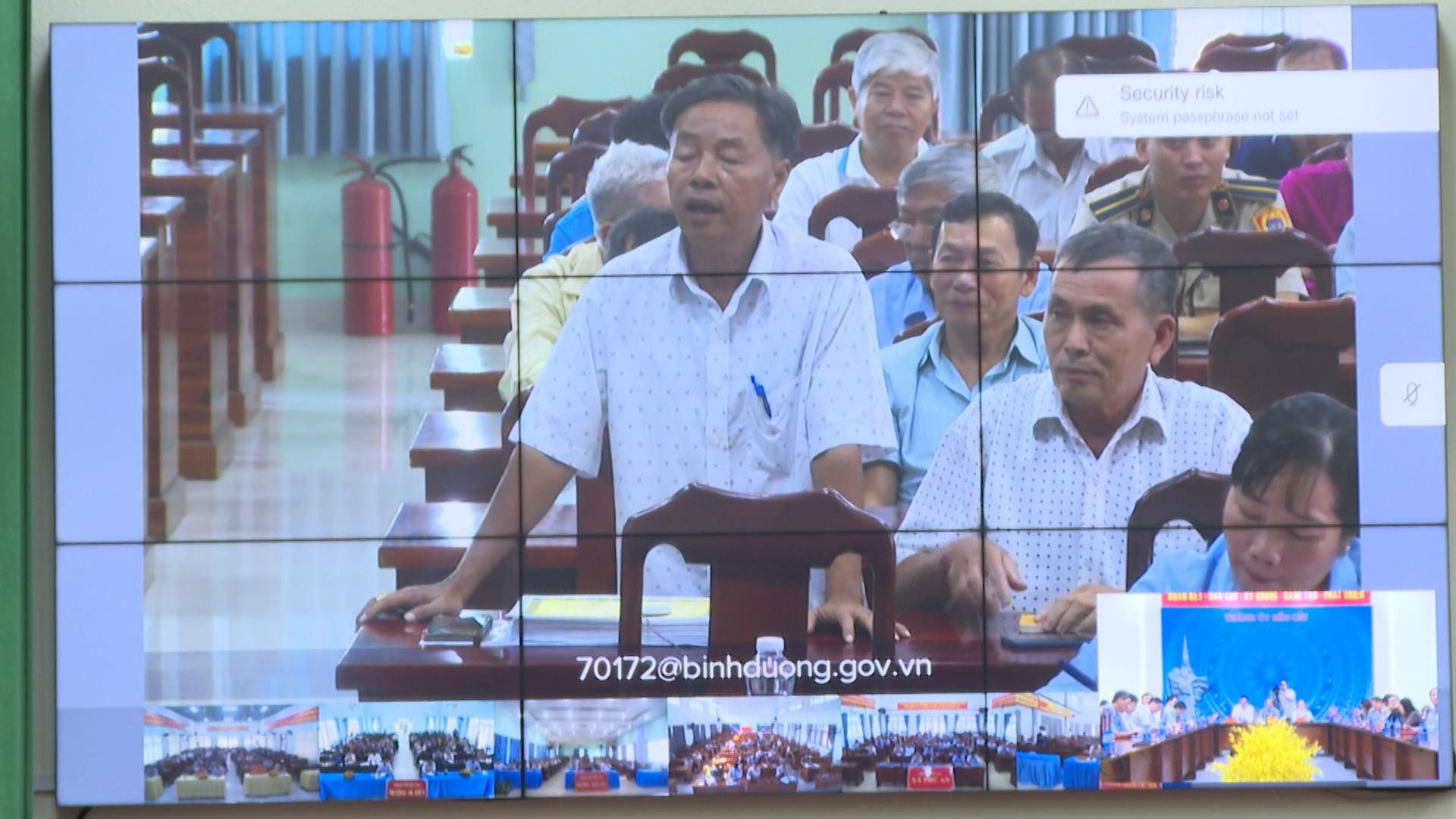 C&oacute; thể l&agrave; h&igrave;nh ảnh về 3 người, TV, c&aacute;i bục, ph&ograve;ng tin tức v&agrave; văn bản