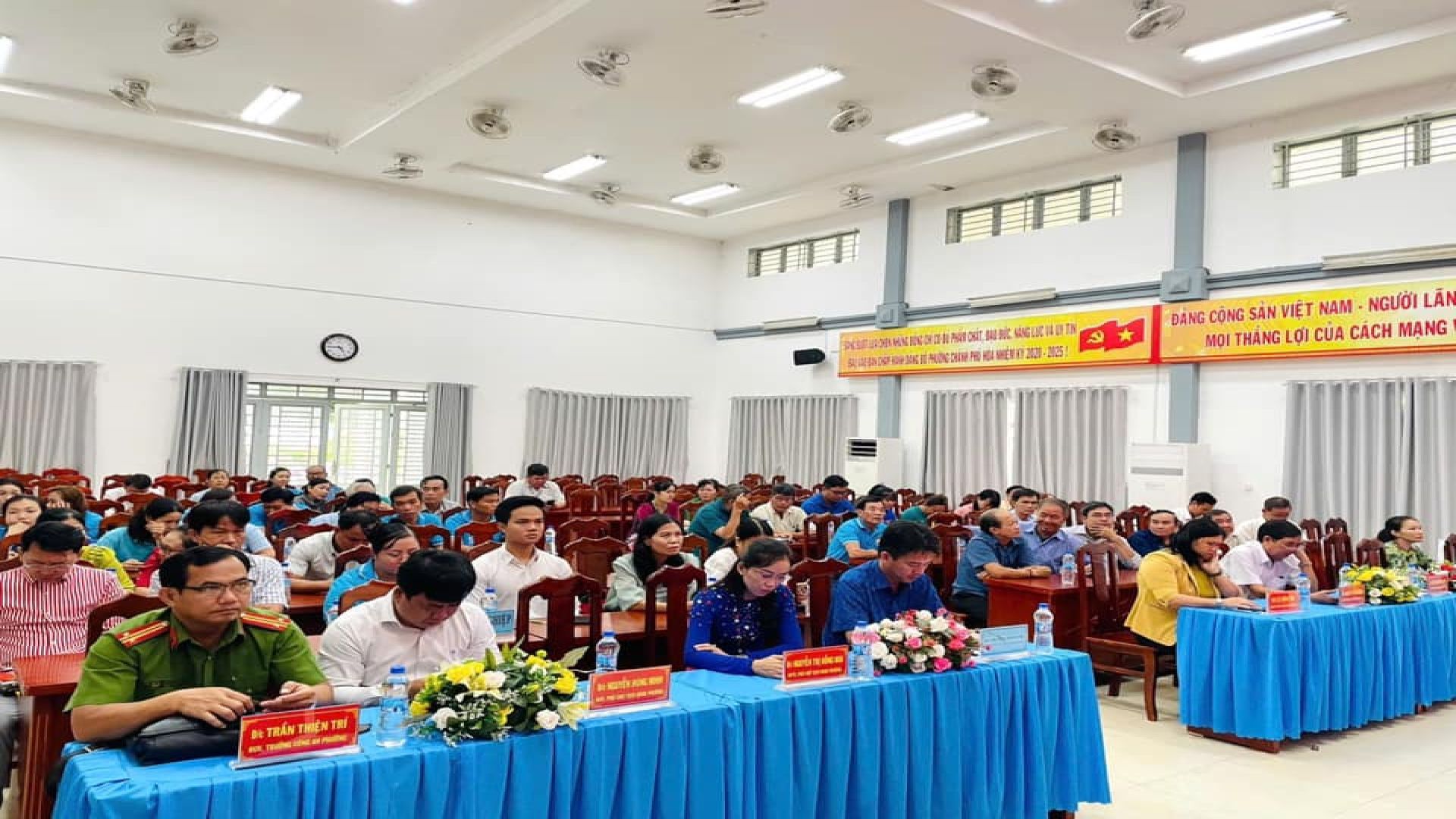 C&oacute; thể l&agrave; h&igrave;nh ảnh về 1 người, c&aacute;i bục v&agrave; văn bản