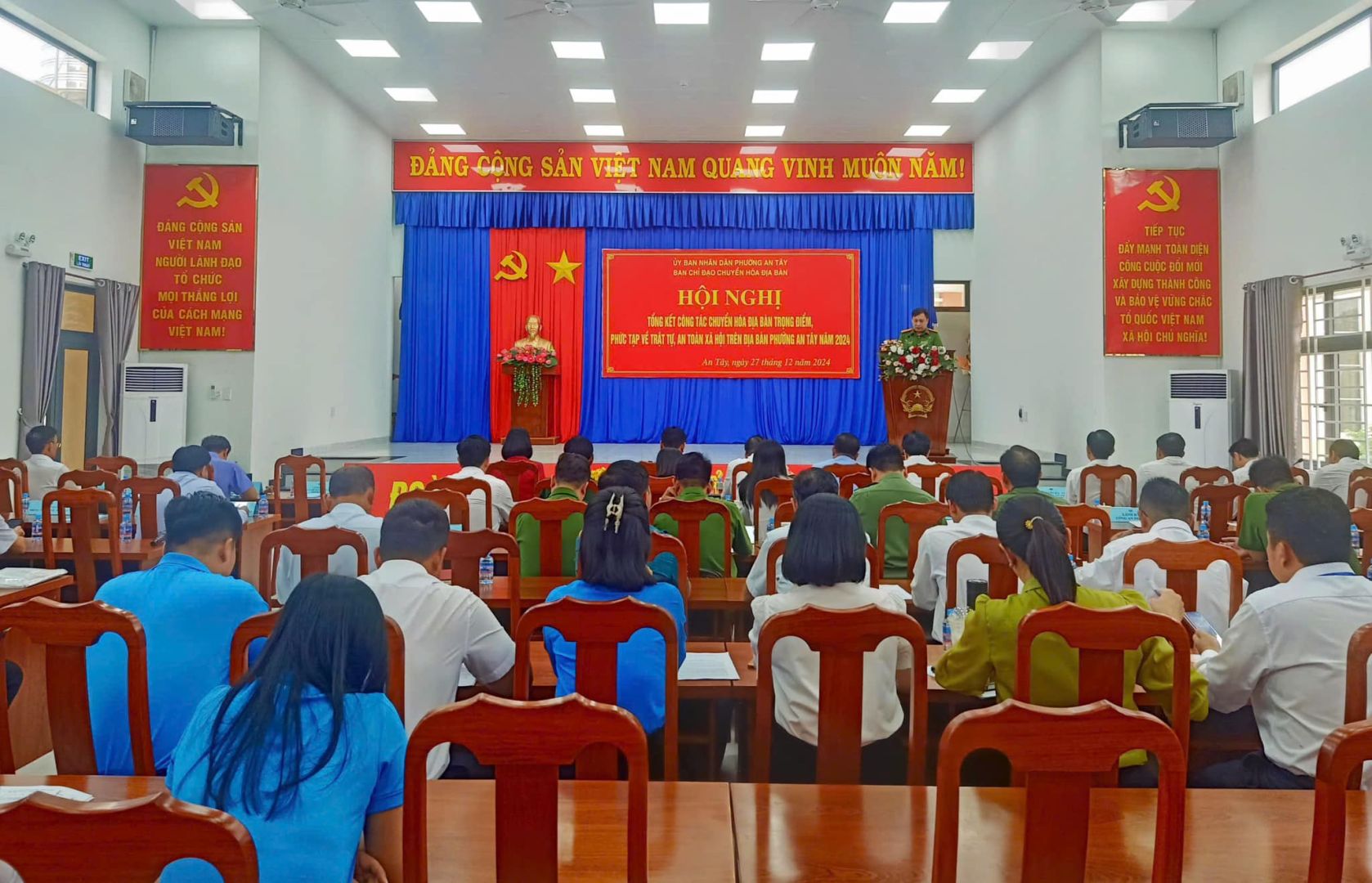 Có thể là hình ảnh về 7 người và văn bản