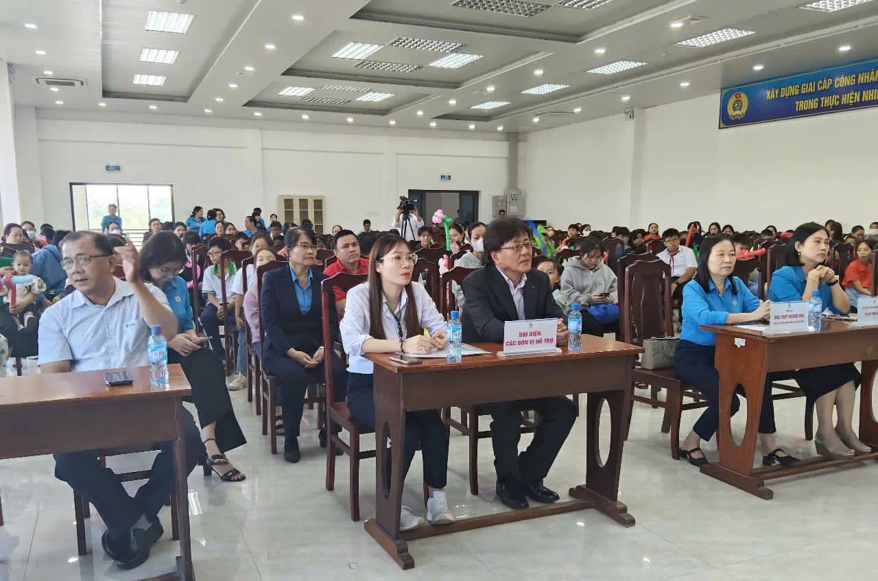 Có thể là hình ảnh về 2 người và văn bản