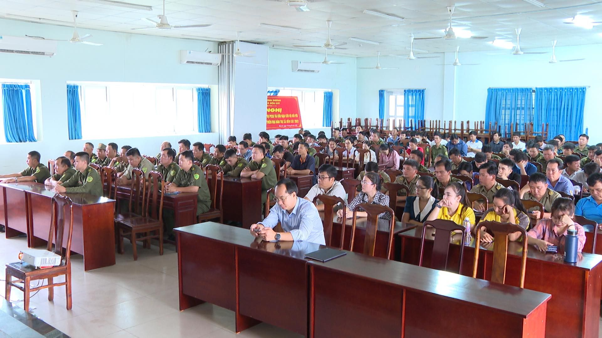 C&oacute; thể l&agrave; h&igrave;nh ảnh về 3 người v&agrave; mọi người đang học