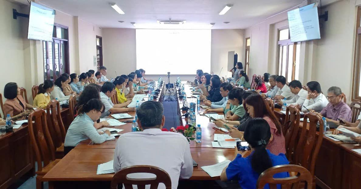 Có thể là hình ảnh về 8 người, mọi người đang học và bàn