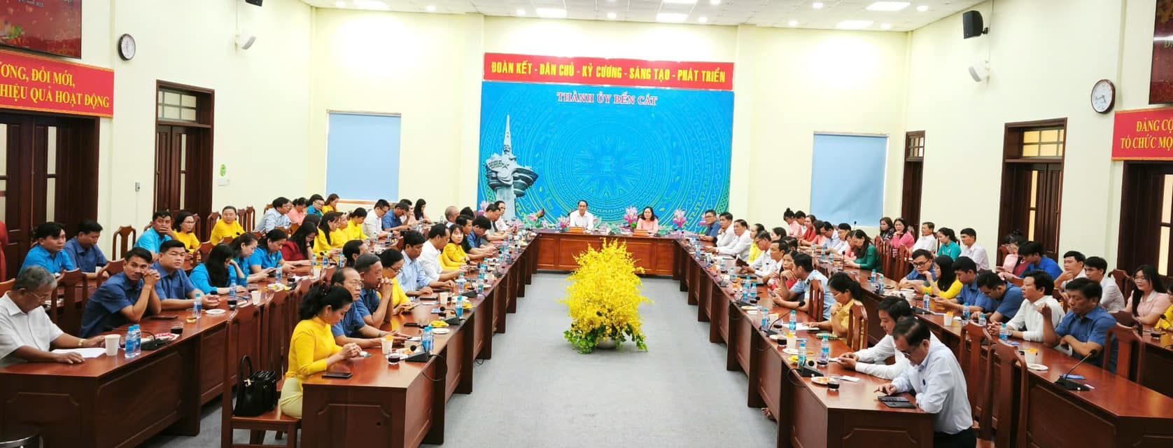 Có thể là hình ảnh về 1 người, đang học và văn bản cho biết 'ς ĐÓ NG,ĐOIMÚL ÓI ỚI, HIỆU HIEUQUAHOSTBONG UAHOATBỘNG BOAN NẾT BẮNCH -NÍ CƯƠNG BÁNG AB- PHÁT PLÁT THIỂN Dr C chr DANGCO TOCHU'