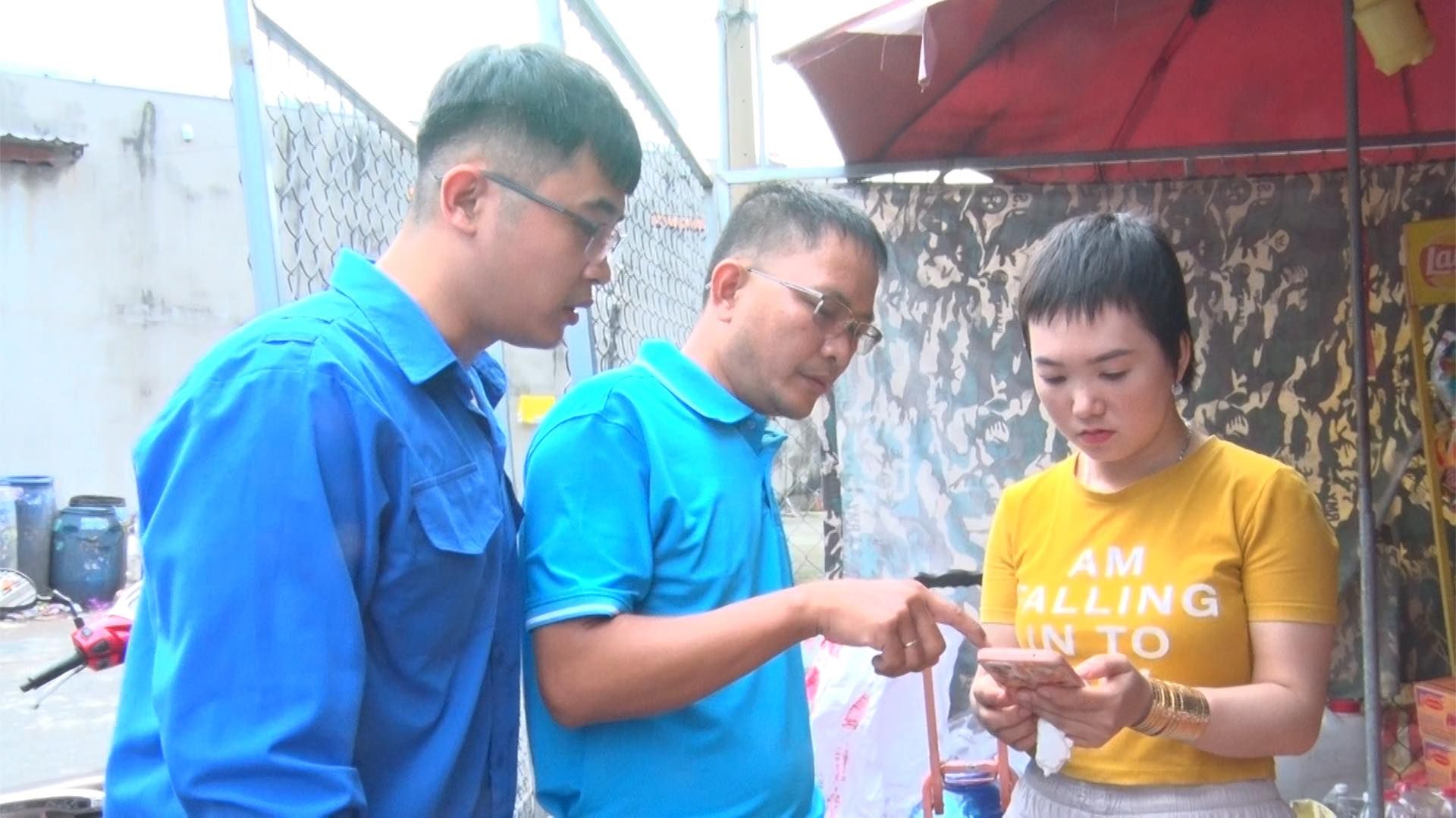 Có thể là hình ảnh về 3 người và văn bản