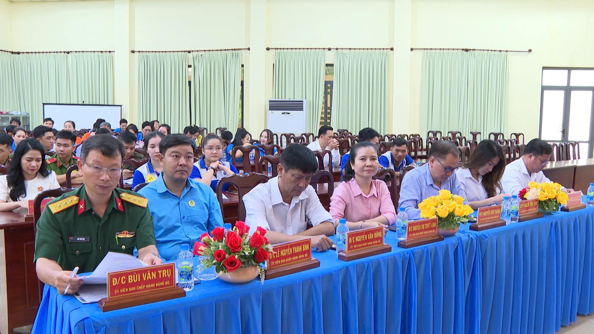 Có thể là hình ảnh về 1 người, cái bục và văn bản