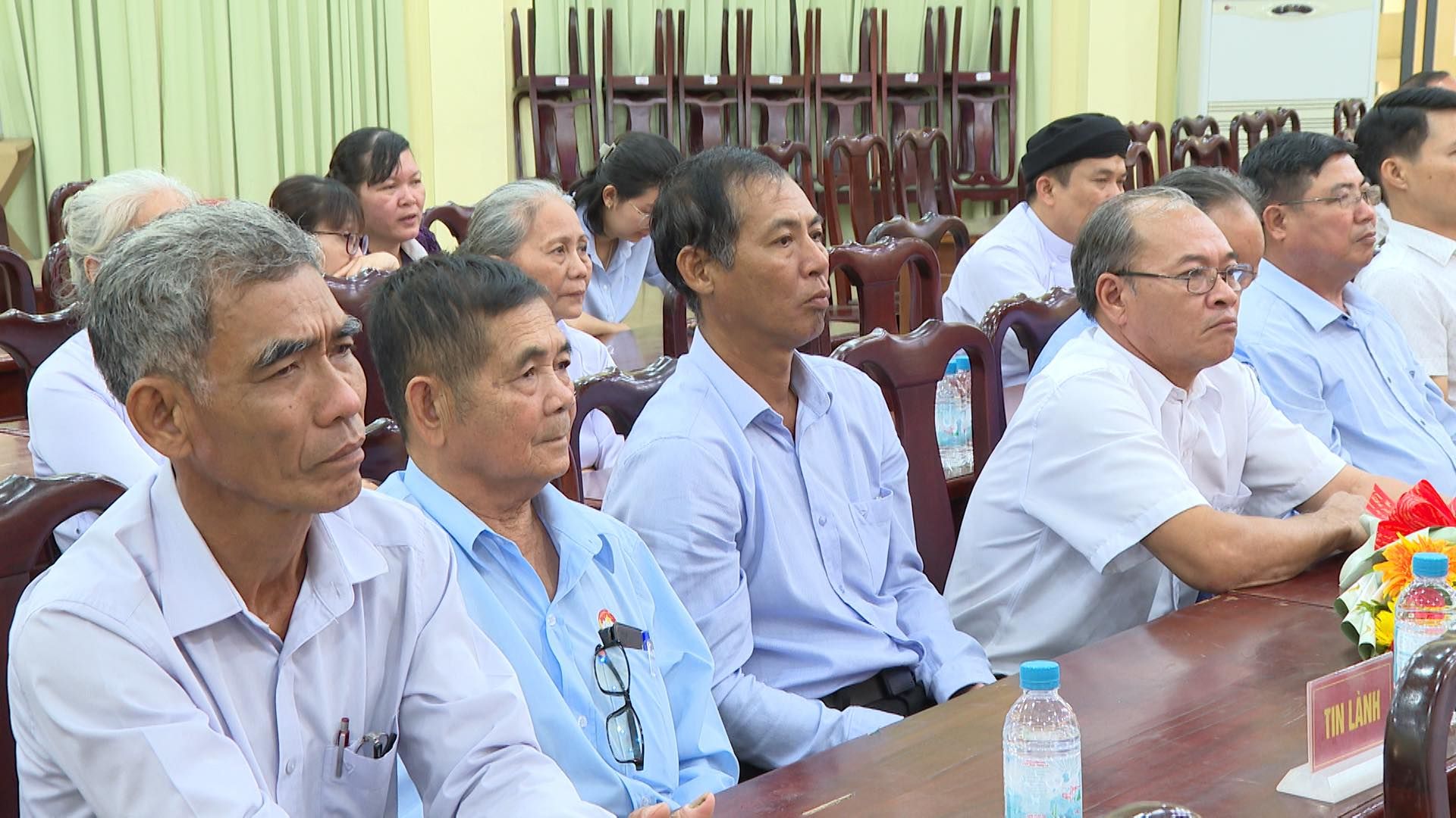 Có thể là hình ảnh về 6 người và văn bản