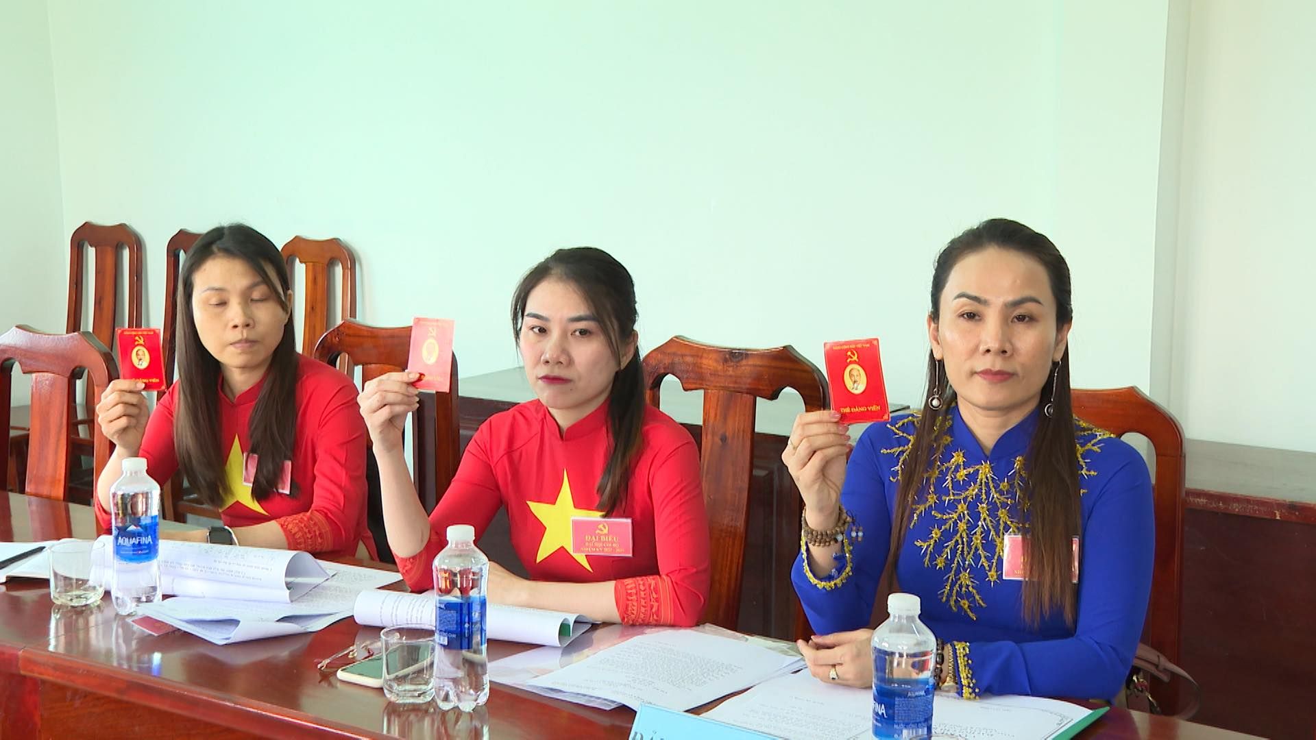 C&oacute; thể l&agrave; h&igrave;nh ảnh về 3 người v&agrave; văn bản