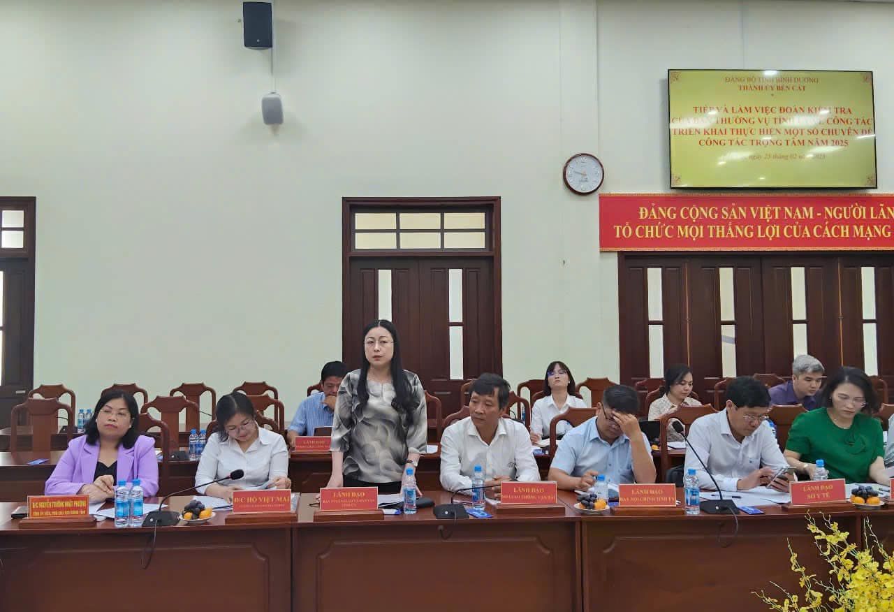 Có thể là hình ảnh về 8 người và văn bản