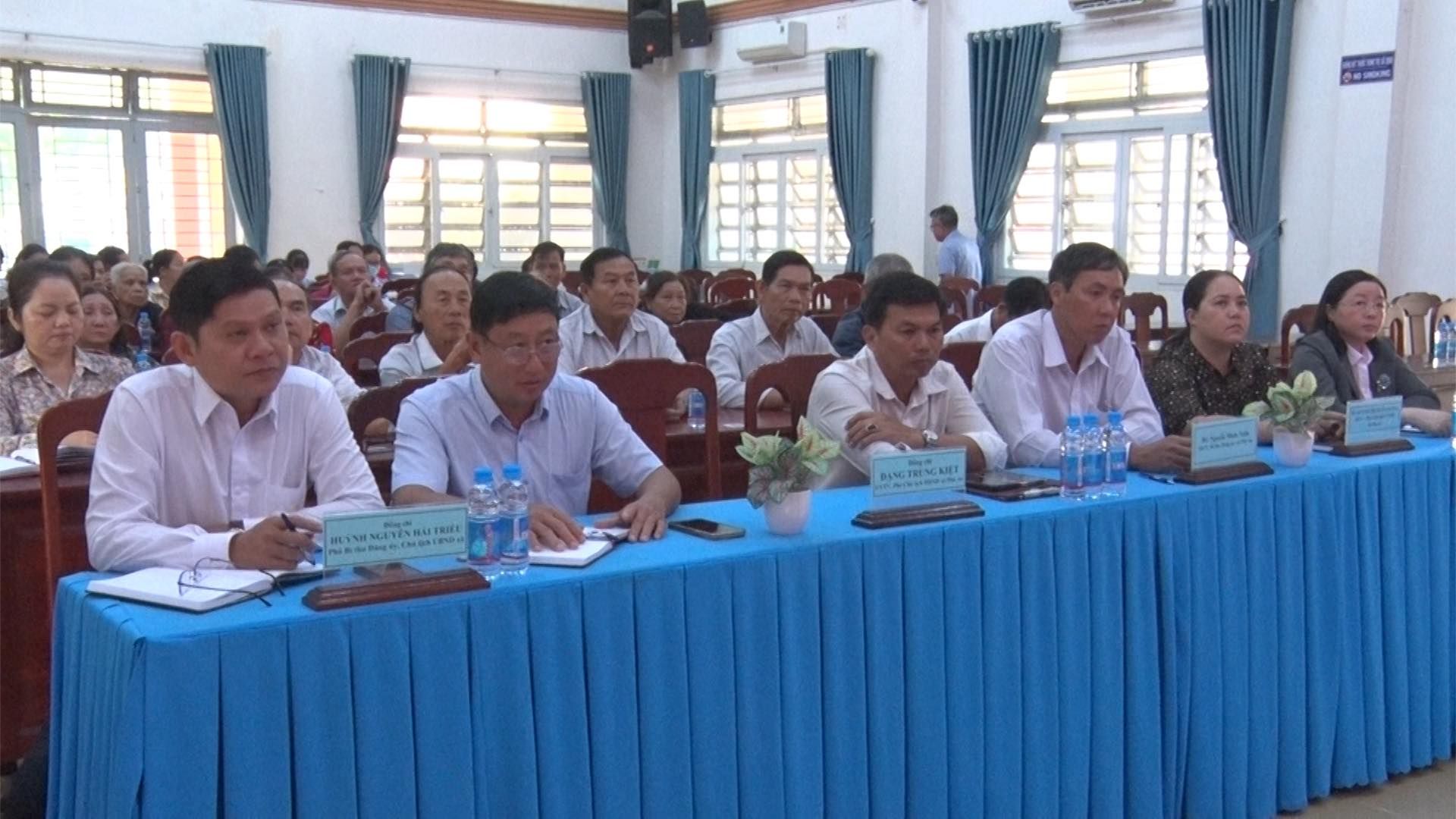 Có thể là hình ảnh về 7 người, mọi người đang học và văn bản
