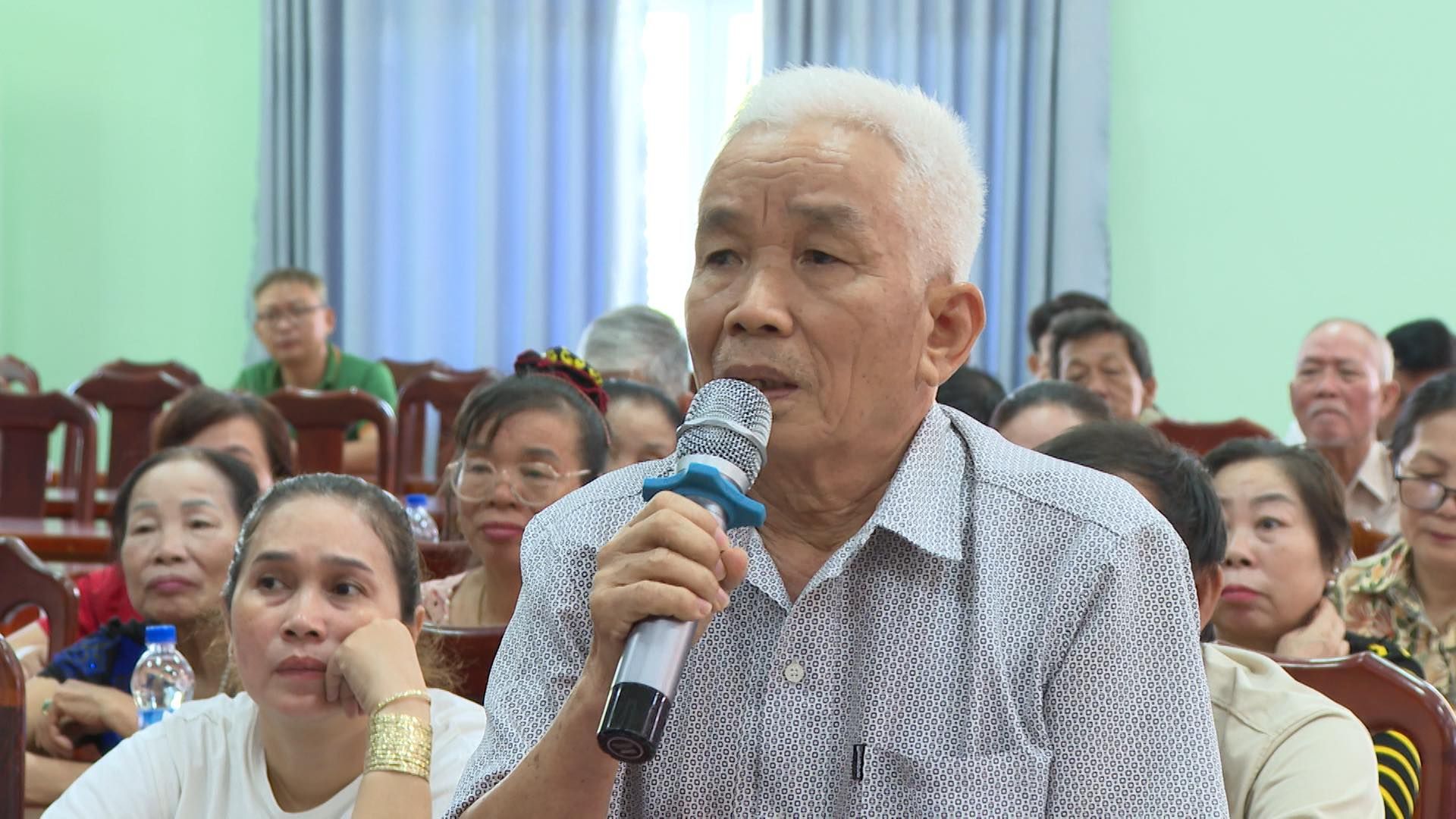 C&oacute; thể l&agrave; h&igrave;nh ảnh về 5 người v&agrave; c&aacute;i bục