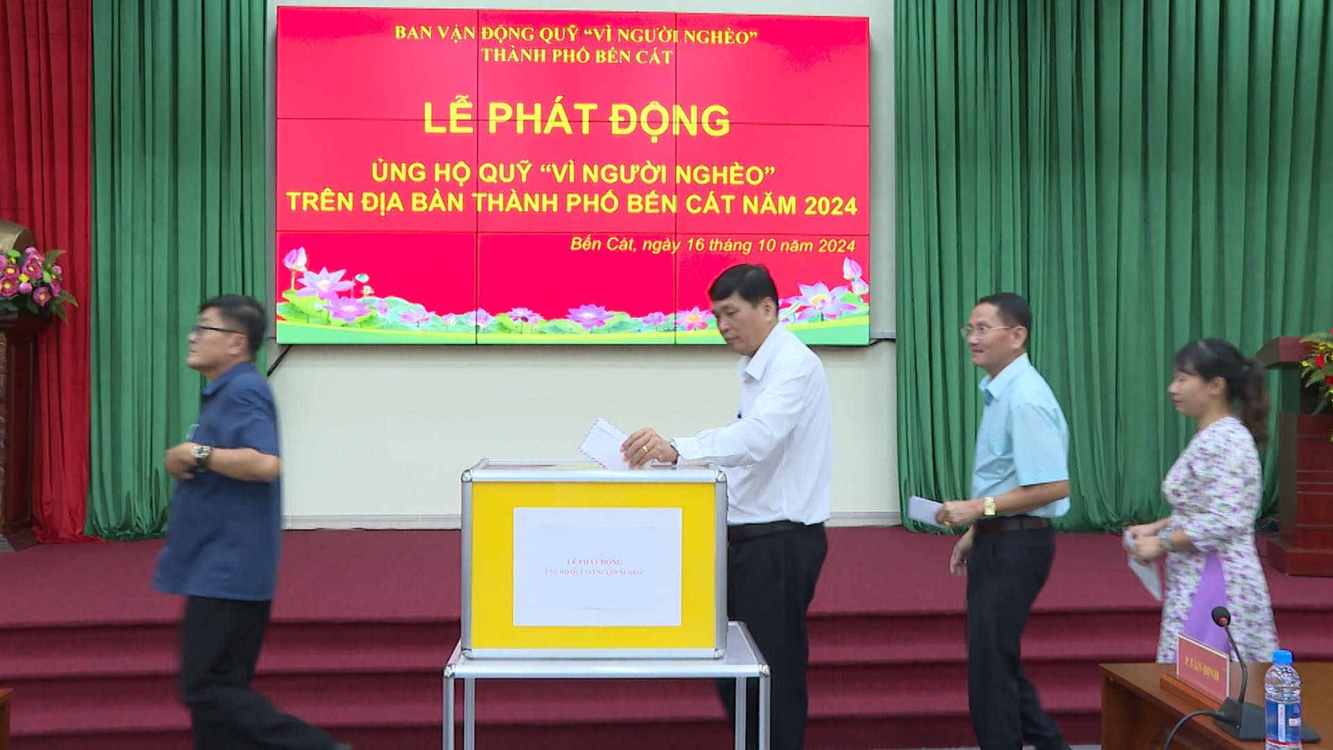 Có thể là hình ảnh về 4 người, cái bục và văn bản