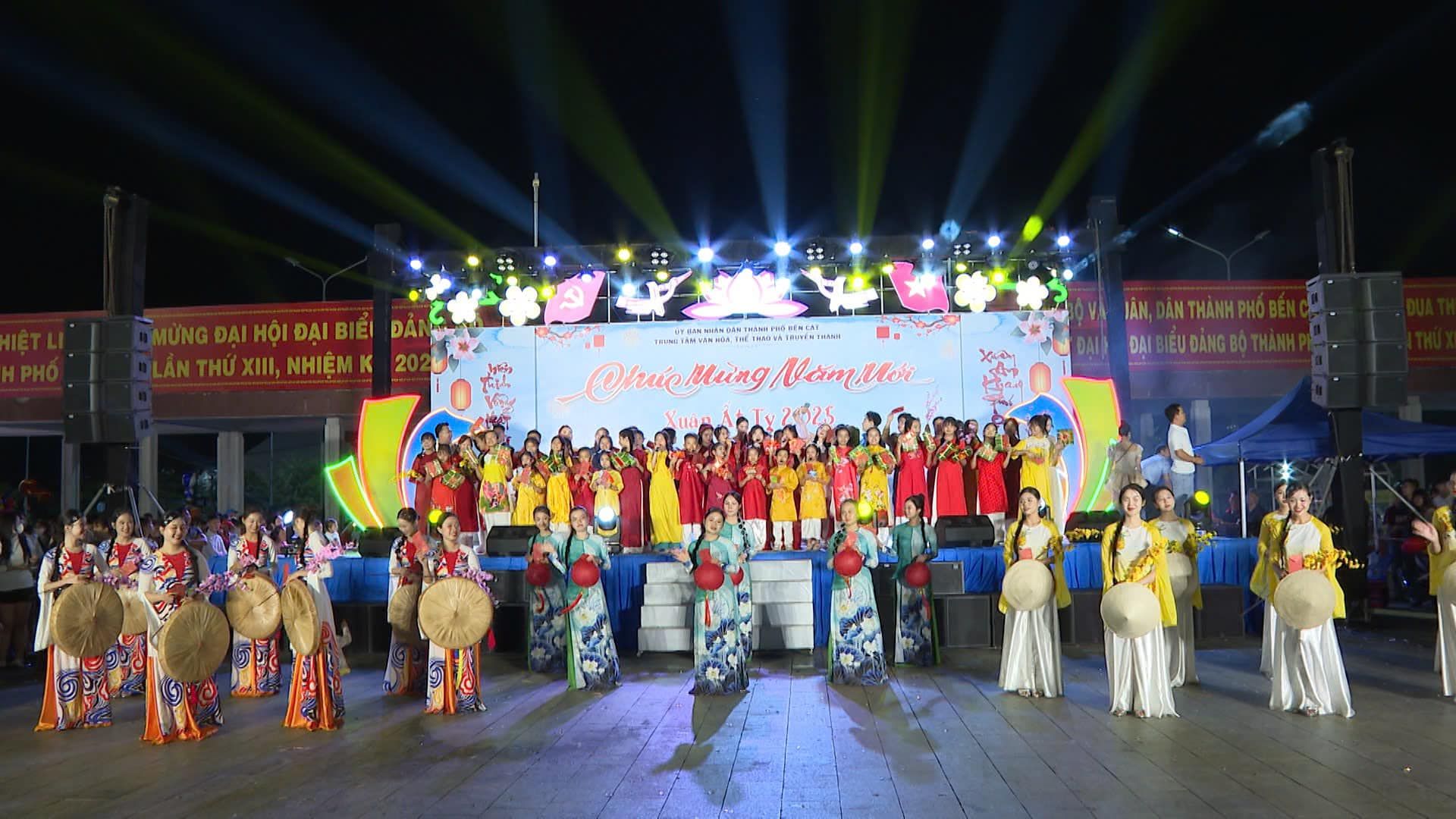 Có thể là hình ảnh về 3 người và văn bản