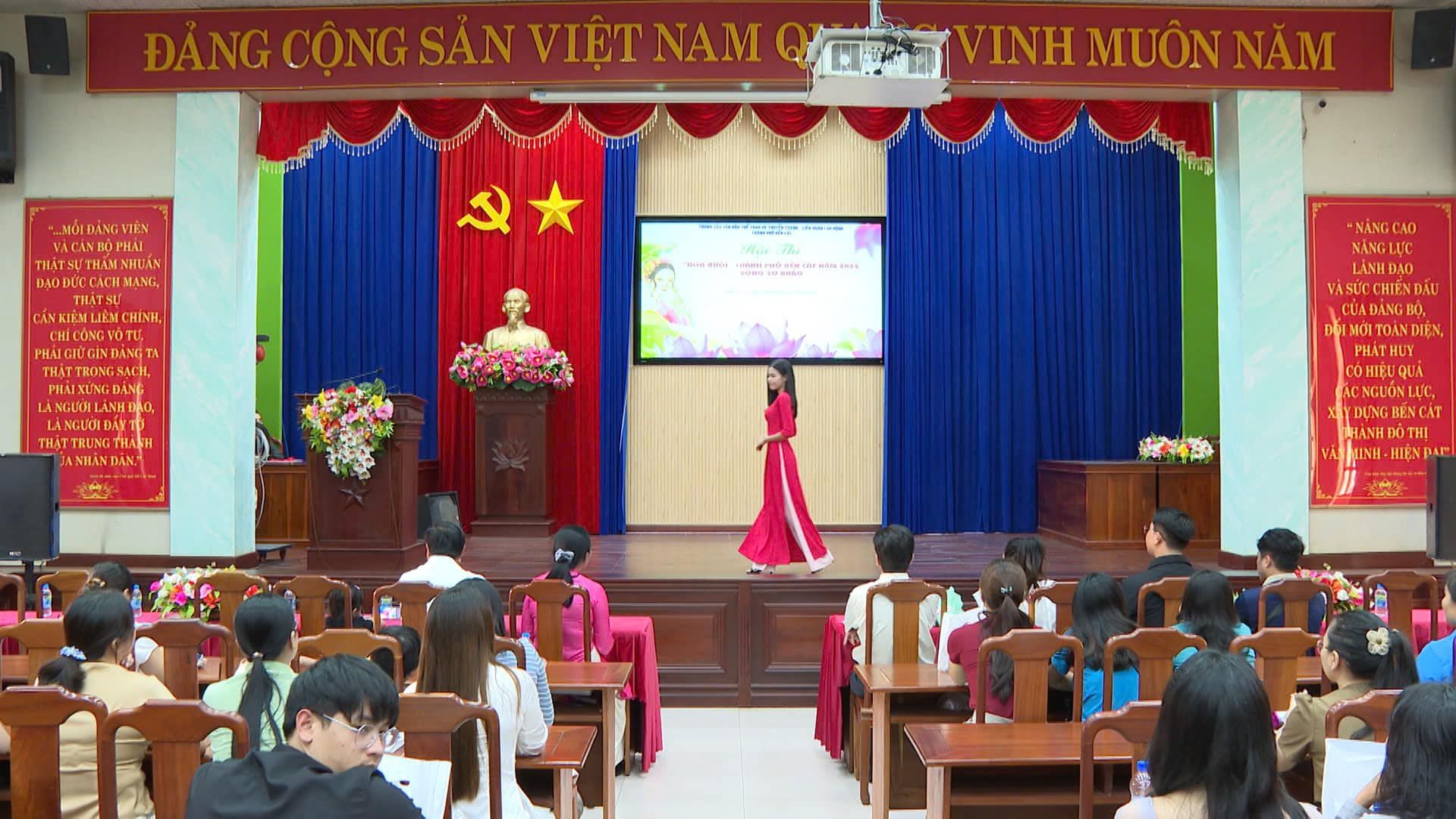 Có thể là hình ảnh về 11 người, đền thờ, cái bục và văn bản