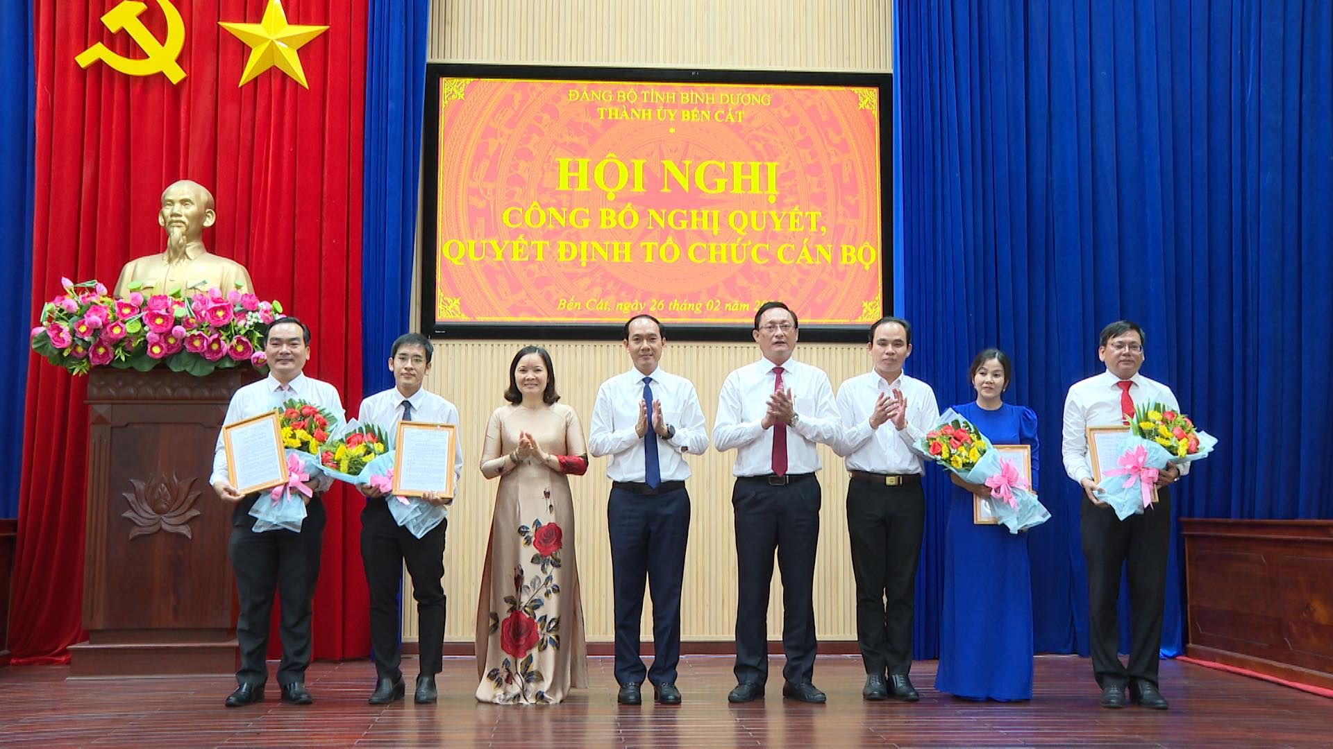 Có thể là hình ảnh về 8 người và văn bản cho biết 'ĐANGBO TINH DANGBOTINFBINNDRIONG BÍNH DƯƠNG HANHU THÀNHU THANBTYENCT UY YBBN CAT HỘI HỘINGHỊ NGHỊ CÔNG BÔ NGHỊ QUYẾT, QUYẾT ĐỊNH τό Bồn Cất y602 mndy2'