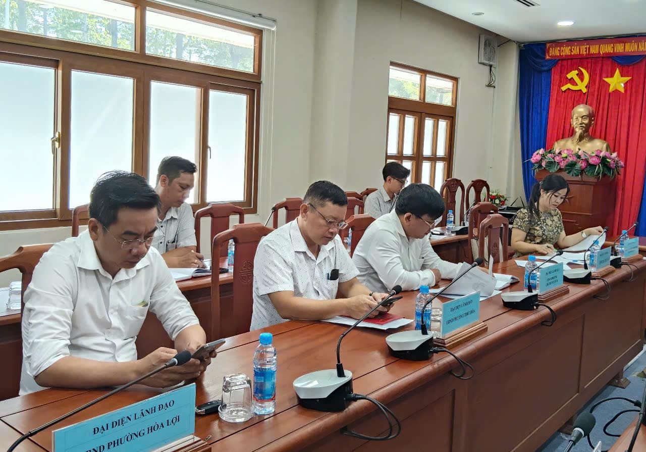 Có thể là hình ảnh về 5 người và văn bản