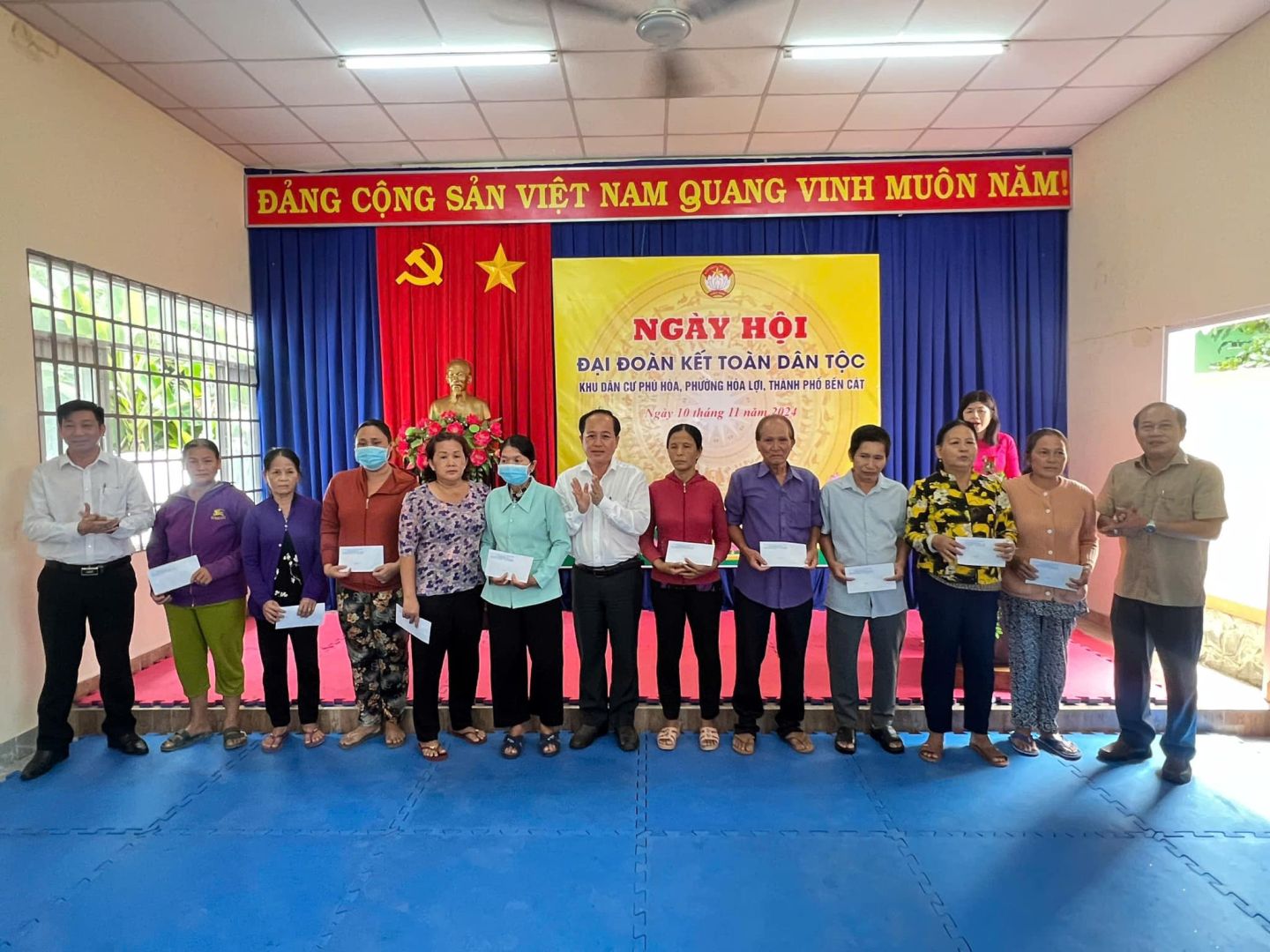 Có thể là hình ảnh về 13 người và văn bản