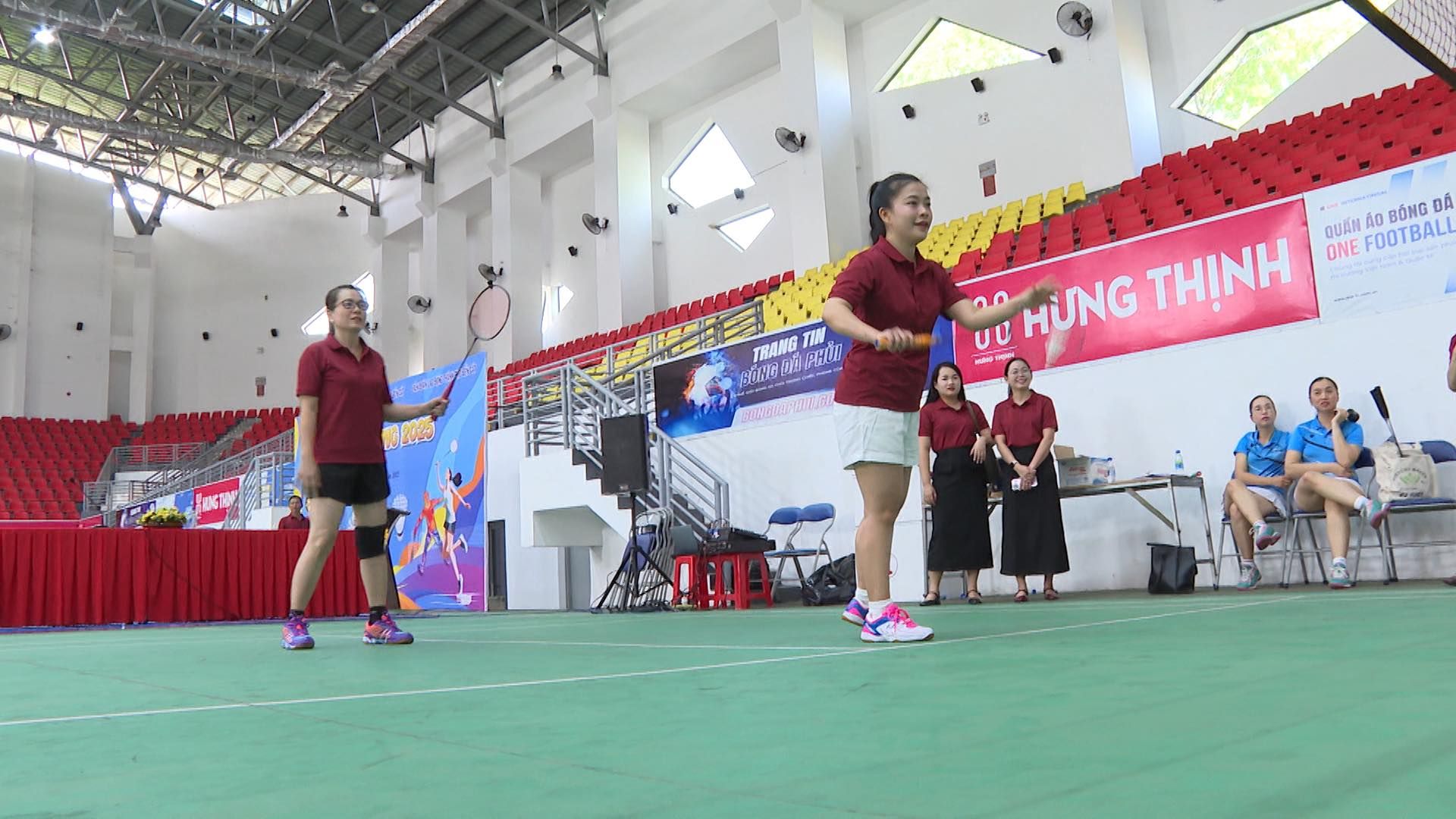 Có thể là hình ảnh về 6 người, mọi người đang chơi tennis và văn bản