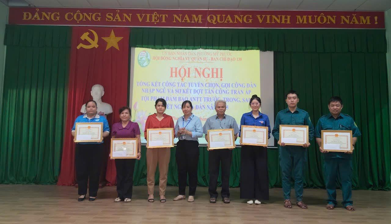 Có thể là hình ảnh về 8 người và văn bản