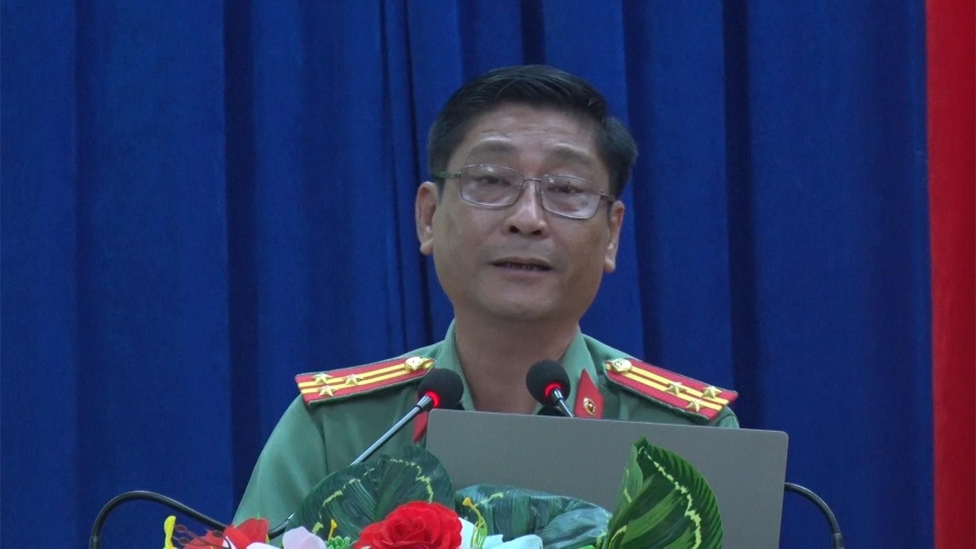 C&oacute; thể l&agrave; h&igrave;nh ảnh về 1 người v&agrave; c&aacute;i bục