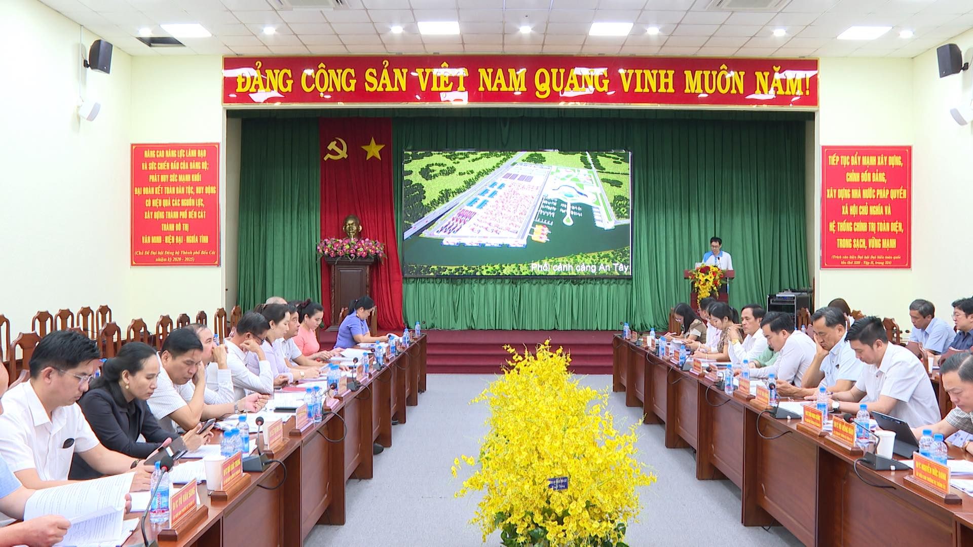 Có thể là hình ảnh về 12 người, cái bục và văn bản