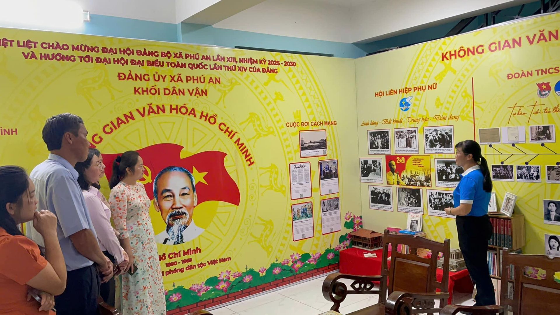 Có thể là hình ảnh về 5 người, mọi người đang học, đồ chơi trẻ em và văn bản