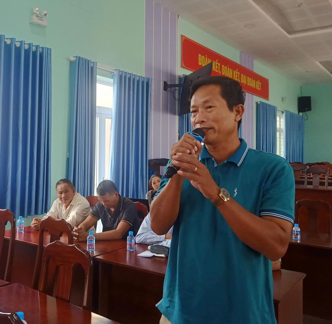 Có thể là hình ảnh về 3 người và văn bản