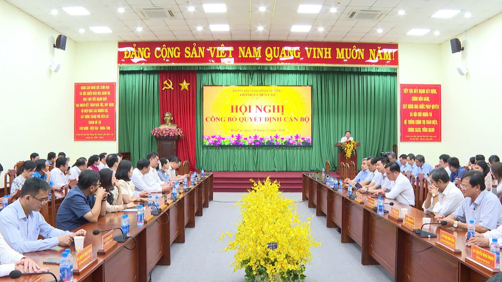 Có thể là hình ảnh về 3 người, cái bục, đền thờ và văn bản