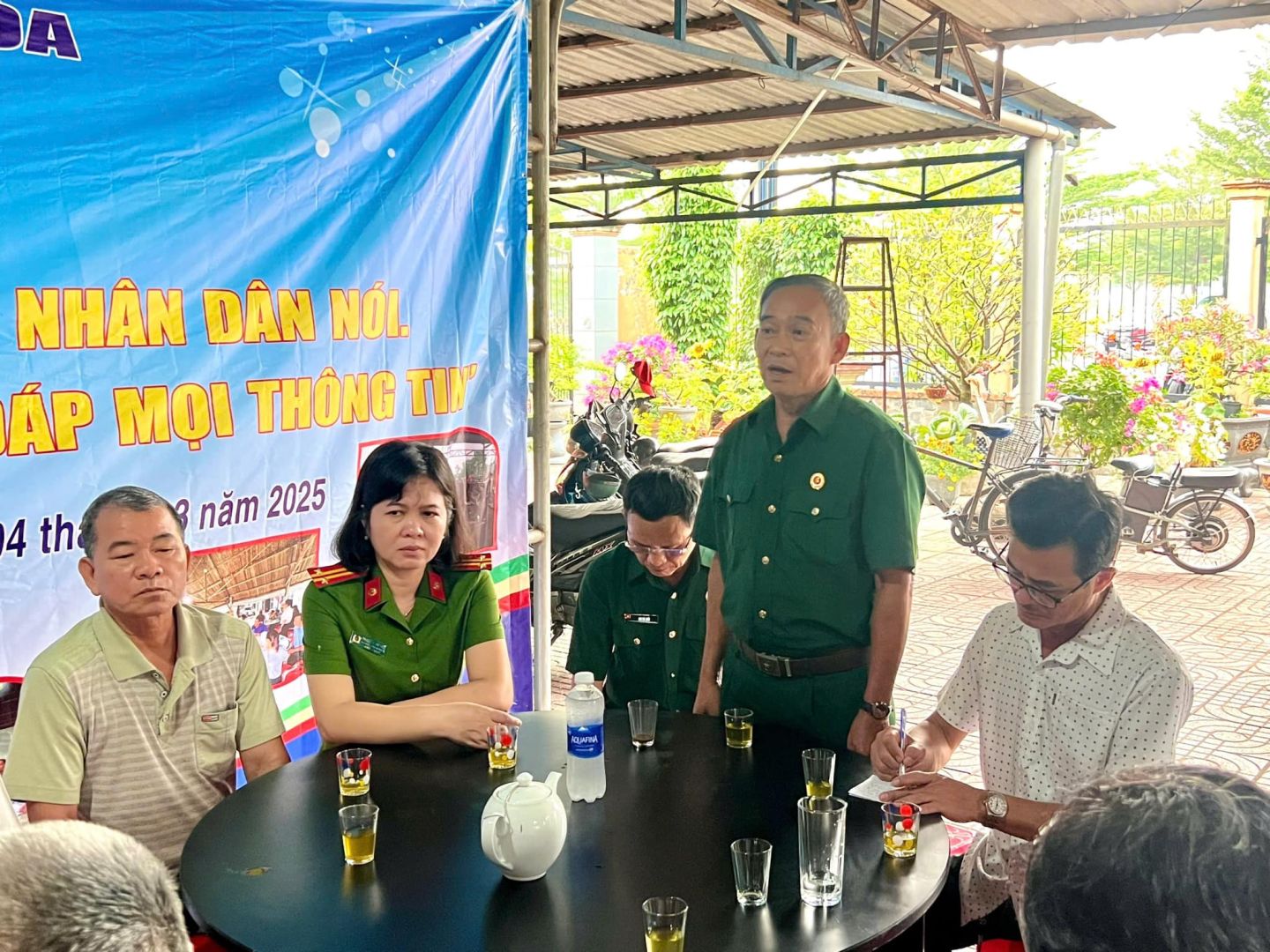 Có thể là hình ảnh về 6 người và văn bản cho biết 'A NHÂN DÂN NÓL. ÁP MỌI THÔNG TII năm 2025 기가격 4 th'