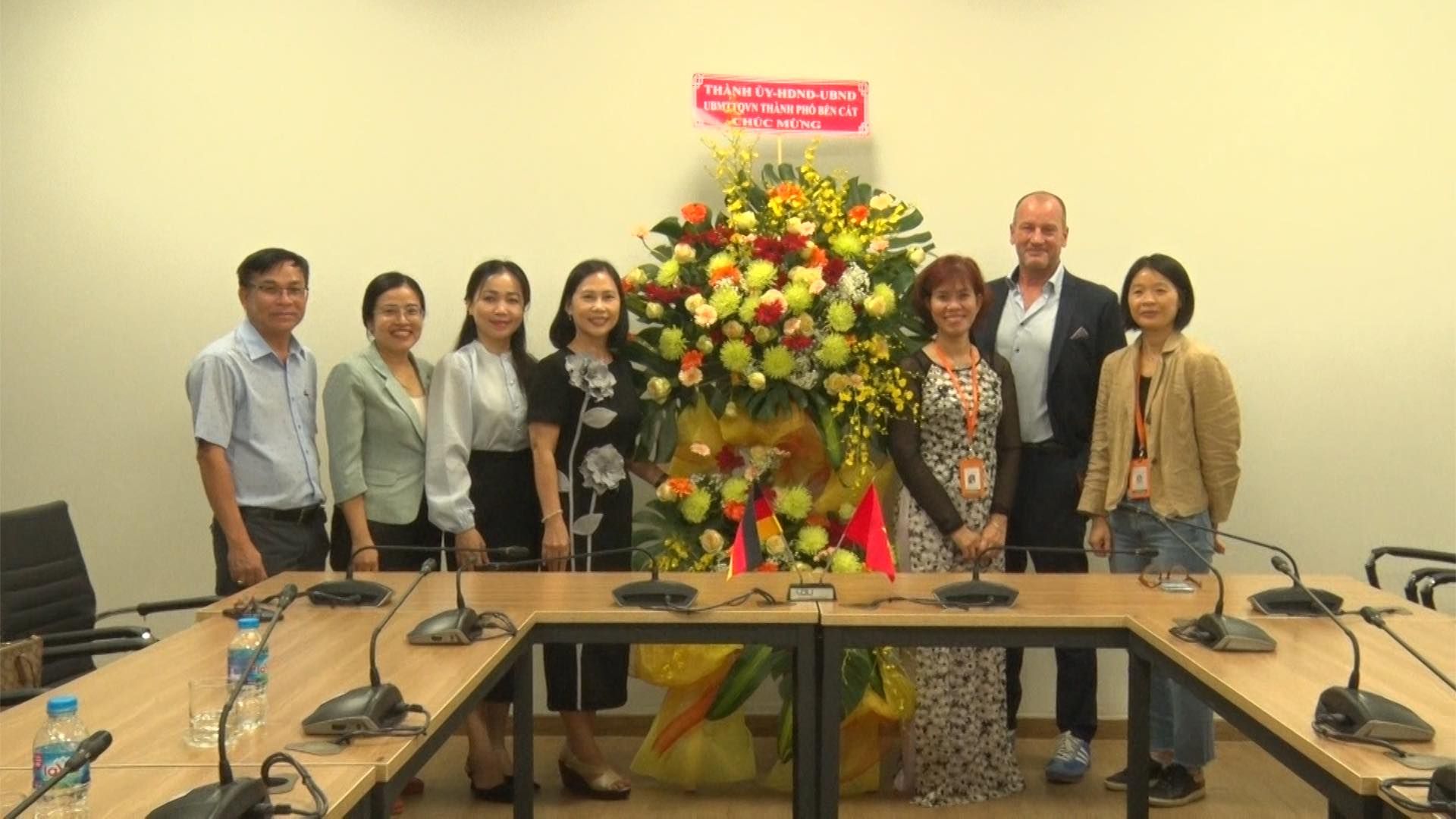 Có thể là hình ảnh về 7 người và văn bản