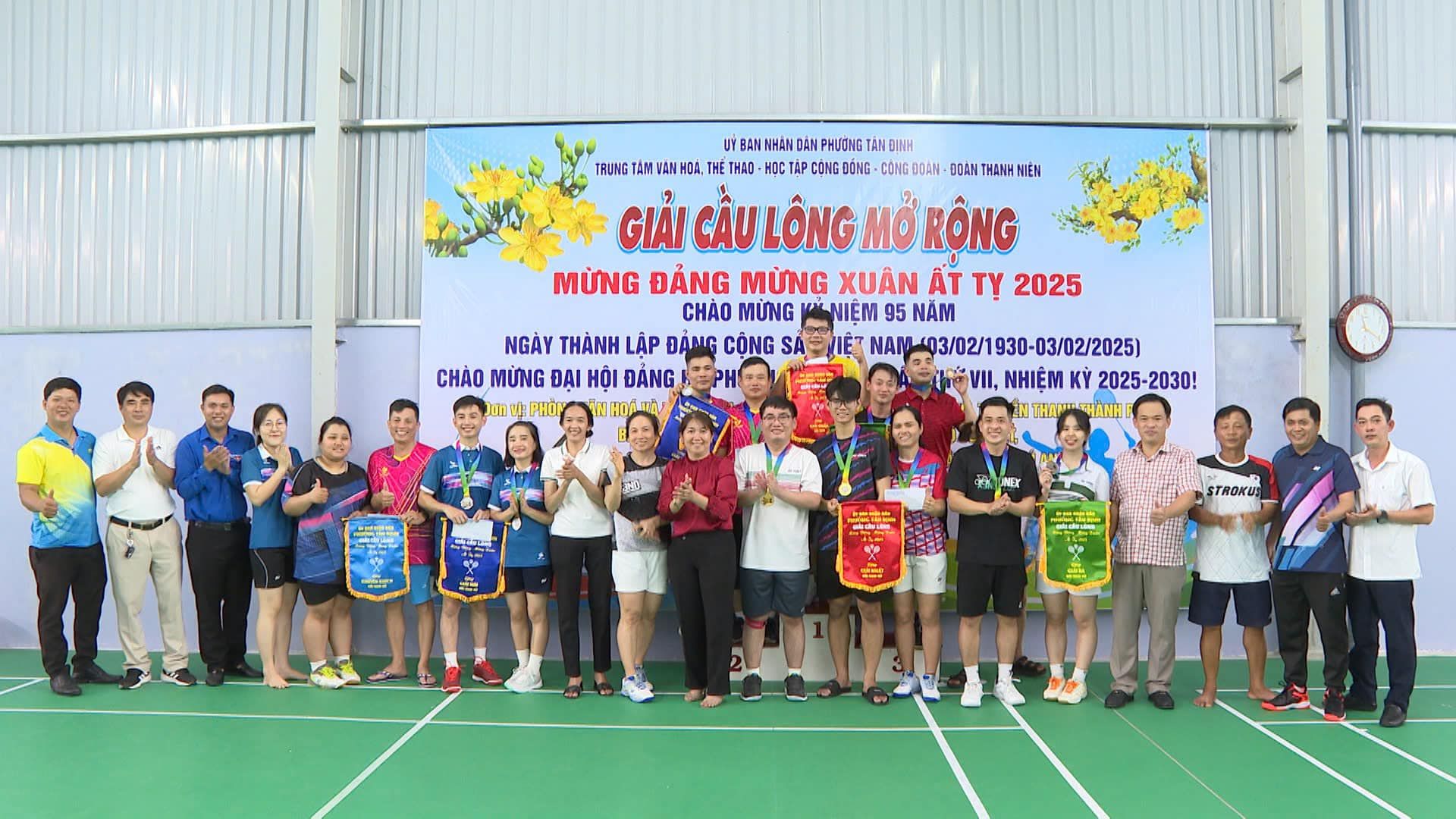 Có thể là hình ảnh về 15 người, mọi người đang chơi tennis và văn bản