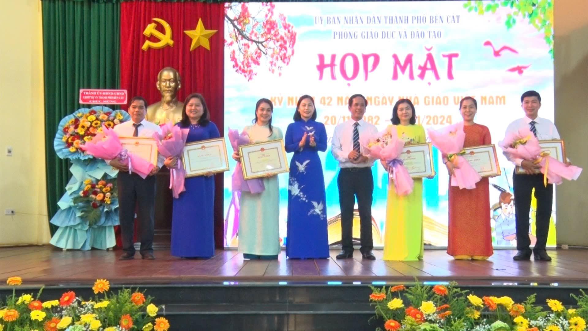 Có thể là hình ảnh về 8 người và văn bản