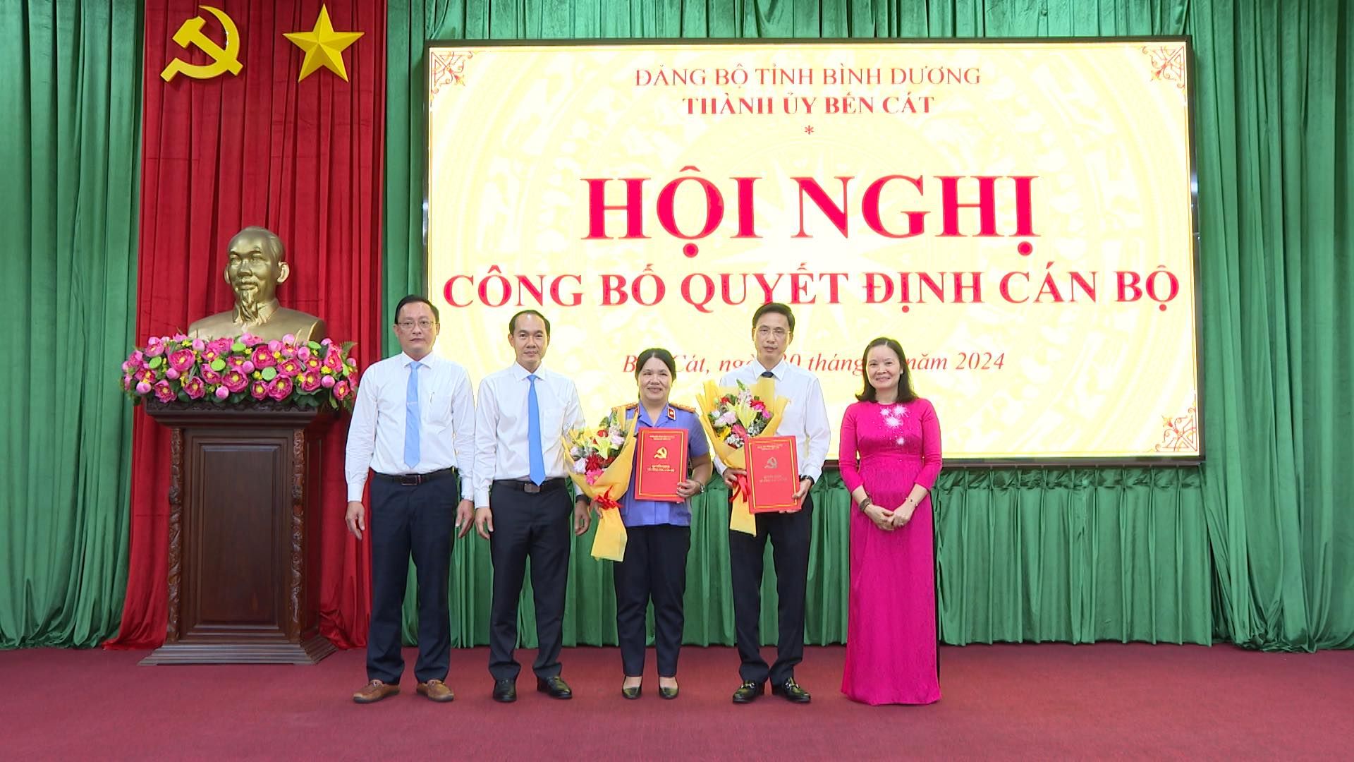 Có thể là hình ảnh về 5 người, đền thờ và văn bản