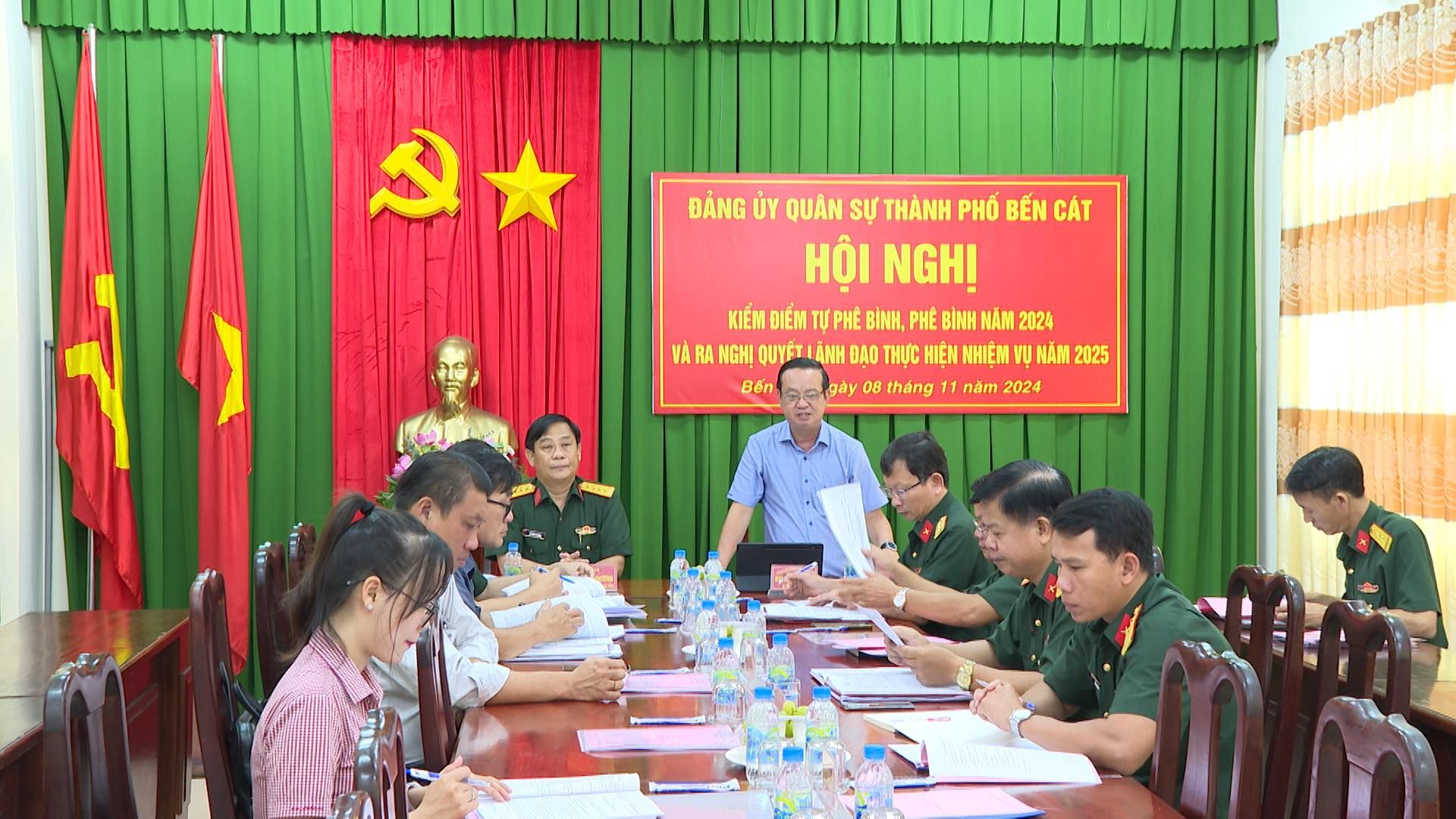 Có thể là hình ảnh về 7 người và văn bản