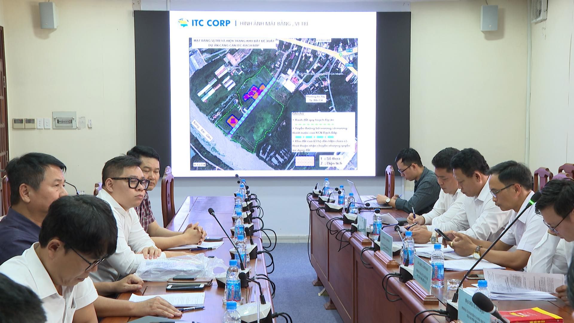 Có thể là hình ảnh về 7 người, mọi người đang học và văn bản