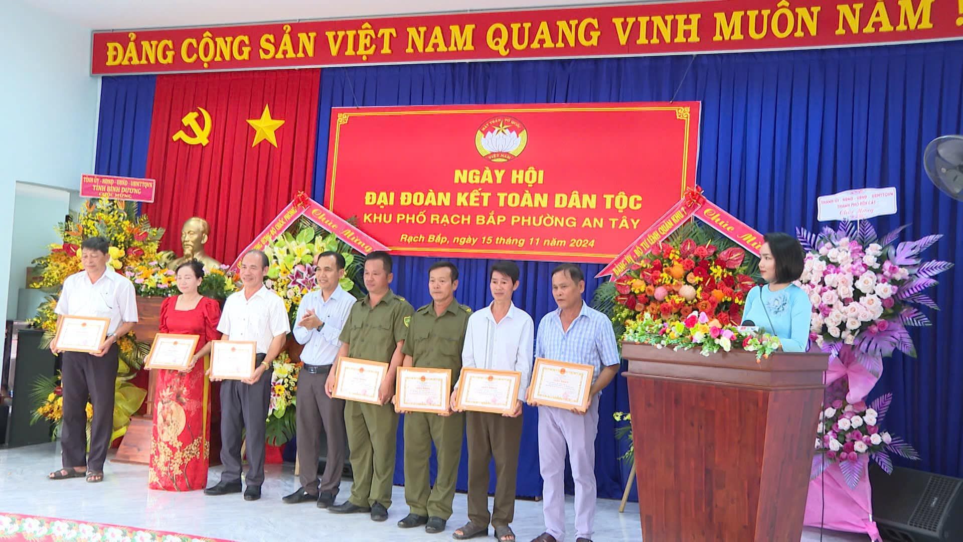 Có thể là hình ảnh về 9 người và văn bản