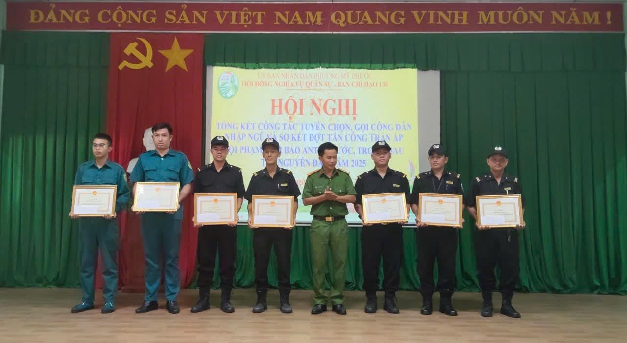 Có thể là hình ảnh về 8 người và văn bản