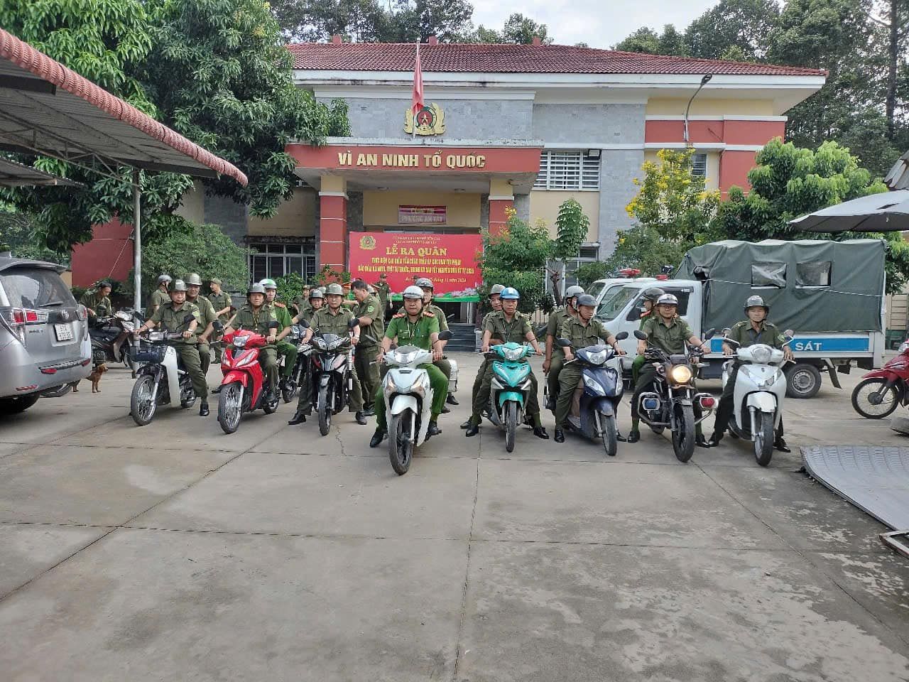 Có thể là hình ảnh về 7 người, xe scooter, xe môtô và văn bản