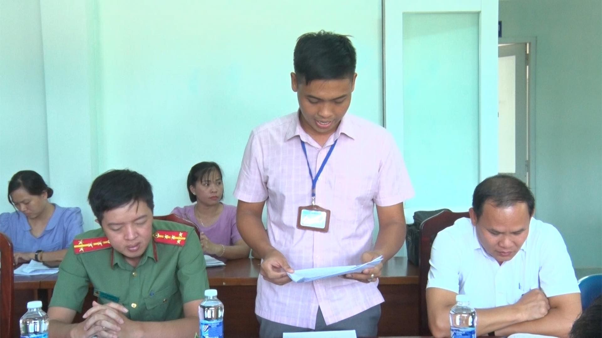 Có thể là hình ảnh về 5 người và mọi người đang học