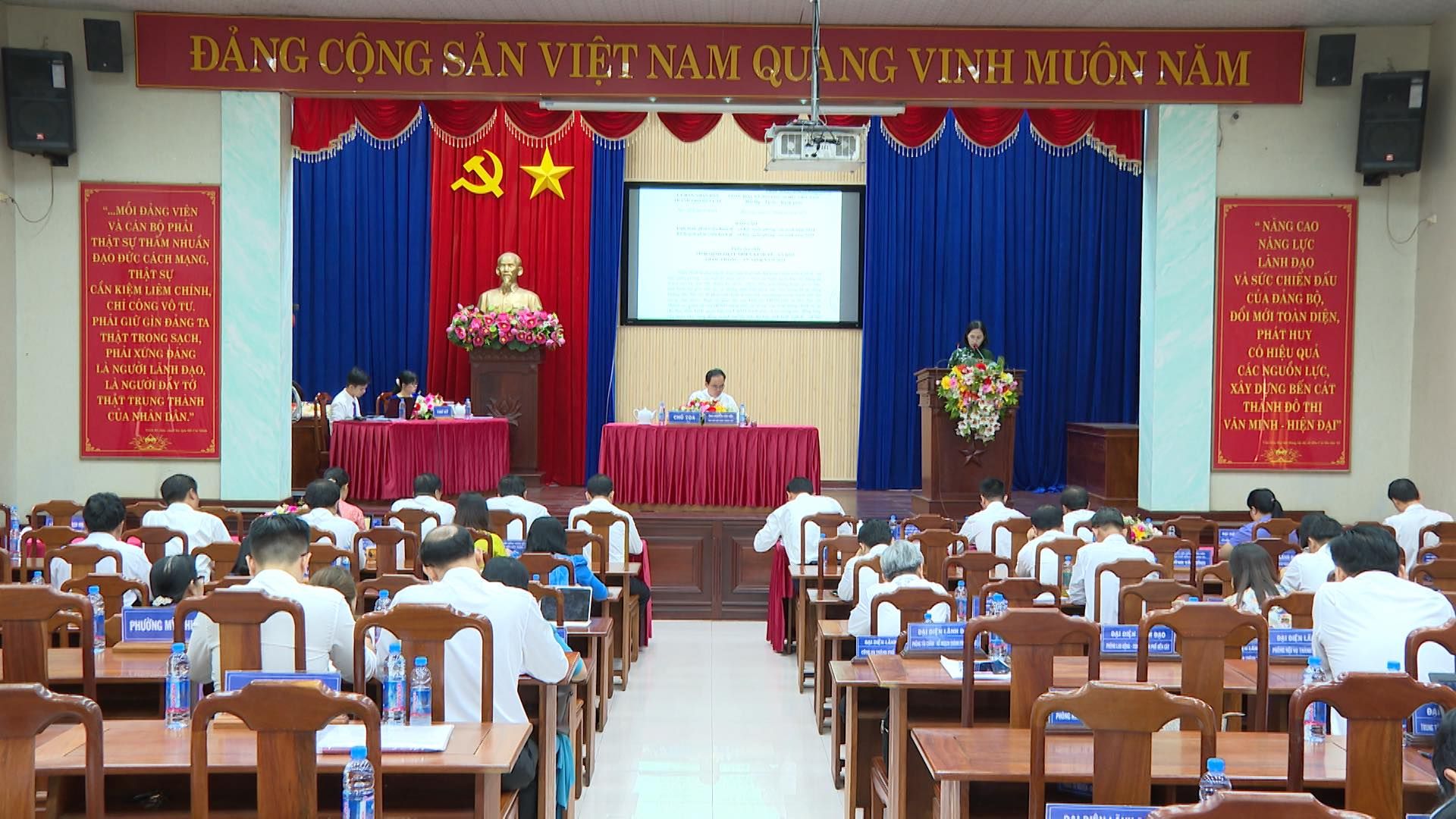 Có thể là hình ảnh về 9 người, cái bục và văn bản