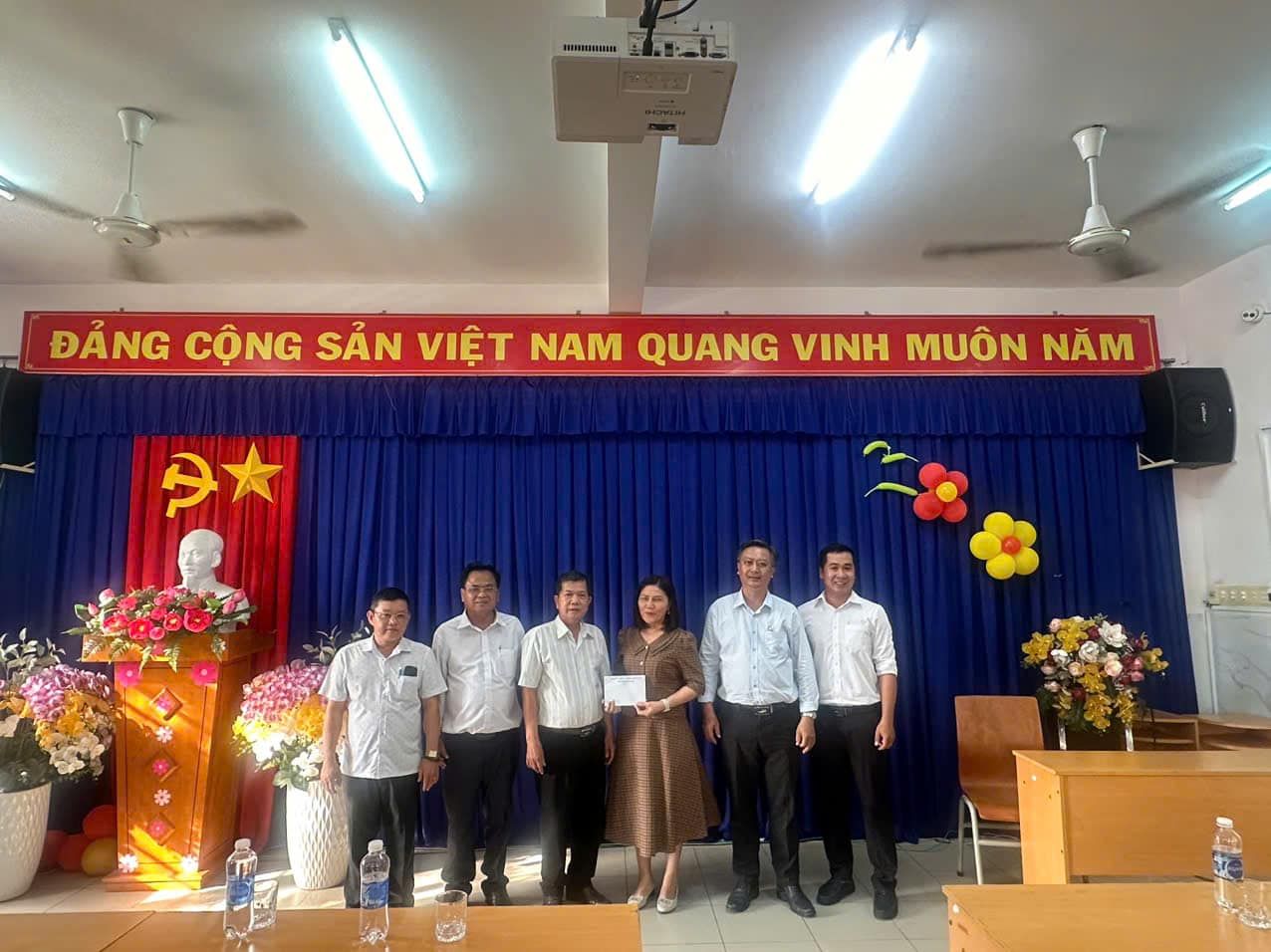 Có thể là hình ảnh về 6 người và văn bản