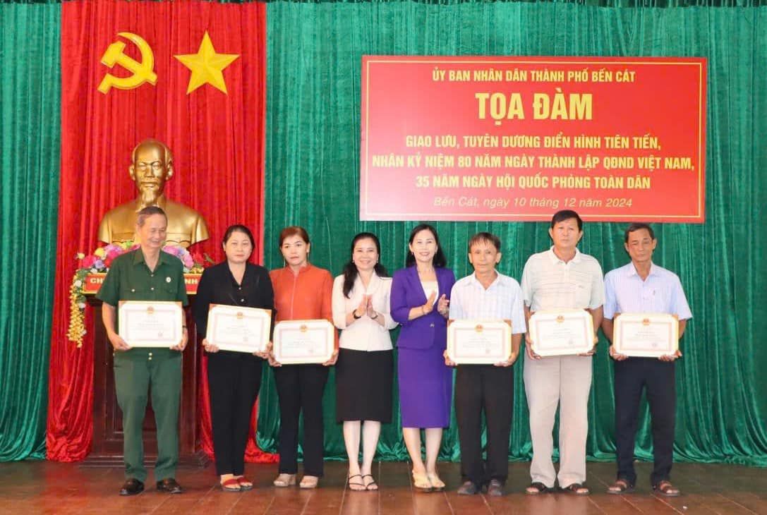 Có thể là hình ảnh về 8 người và văn bản cho biết 'Q ỦY BAN NHÂN DAN THÀNH PHỐ BÉN CÁT TỌA ĐÀM GIAO LƯU, TUYÊN DƯƠNG ĐIỀN HÌNH TIÊN TIẾN, NHÂN KY NIÊM 80 NĂM NGÀY THÁNH LẬP QBND VIỆT NAM, 35 NĂM NGAY HỘI QUÓC PHÒNG TOAN DAN Bản Cát, ngày 10 tháng 12 nàm 2024 CH CH'