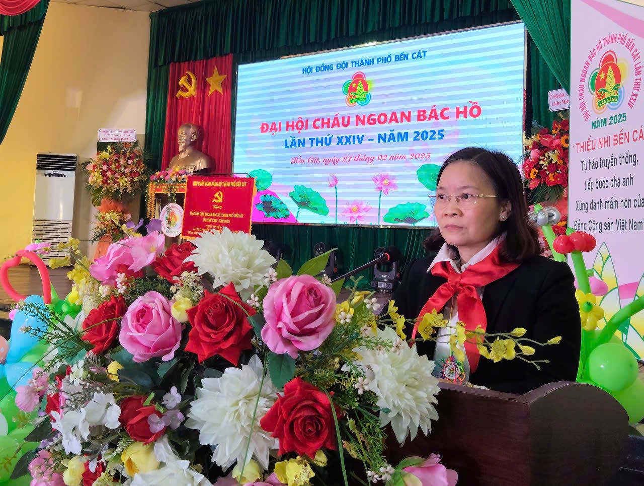 C&oacute; thể l&agrave; h&igrave;nh ảnh về 1 người, hoa, c&aacute;i bục v&agrave; văn bản