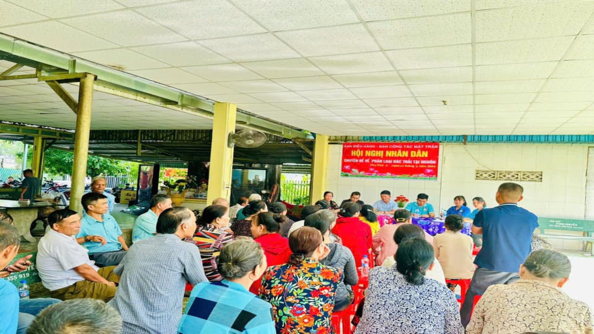 Có thể là hình ảnh về 10 người và văn bản
