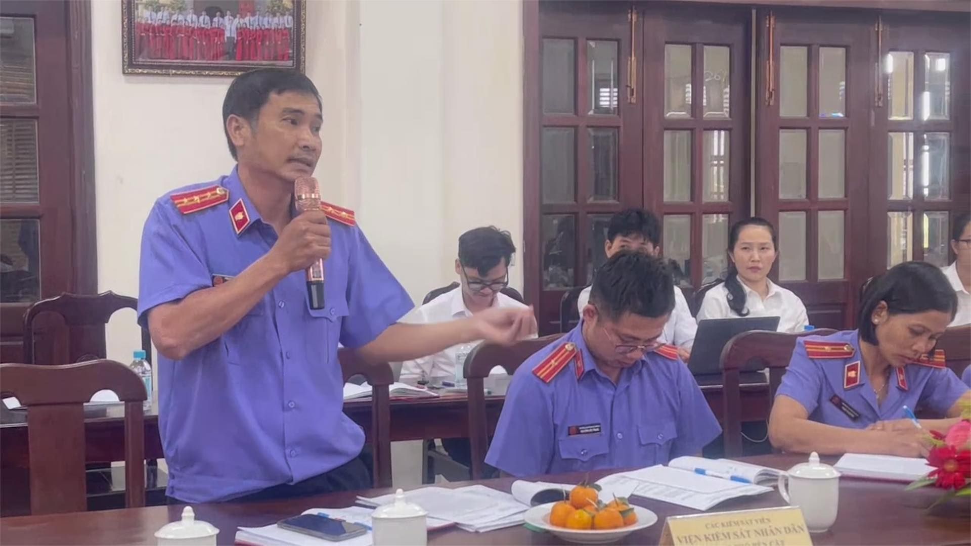 Có thể là hình ảnh về 5 người, mọi người đang học và văn bản