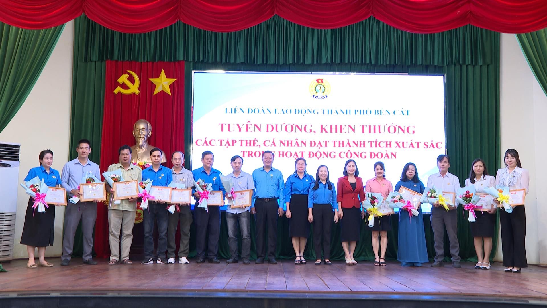 Có thể là hình ảnh về 16 người và văn bản